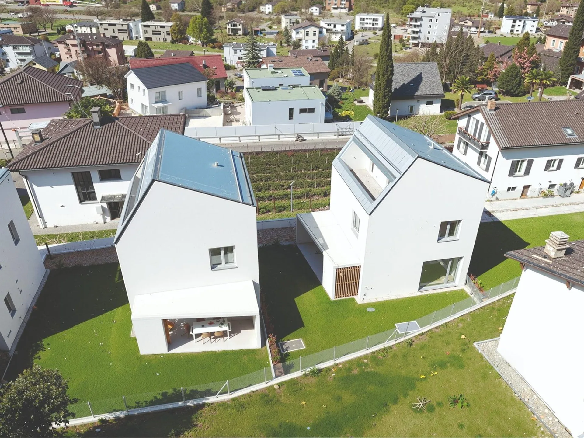 Roveredo, neue unabhängige Einfamilien- und Zweifamilienhäuser mit 5 Räumen und Garten