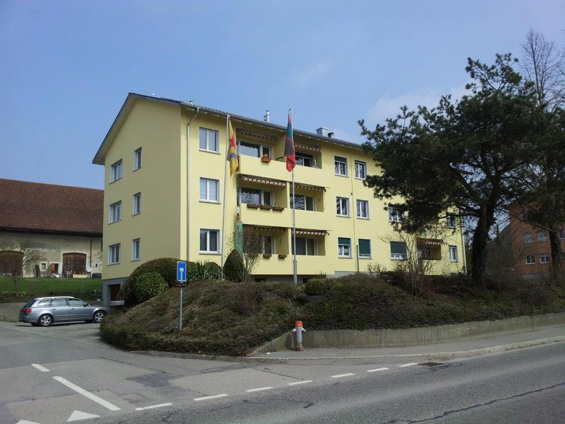 Appartement moderne, rénové de 3,5 pièces avec balcon à Ins