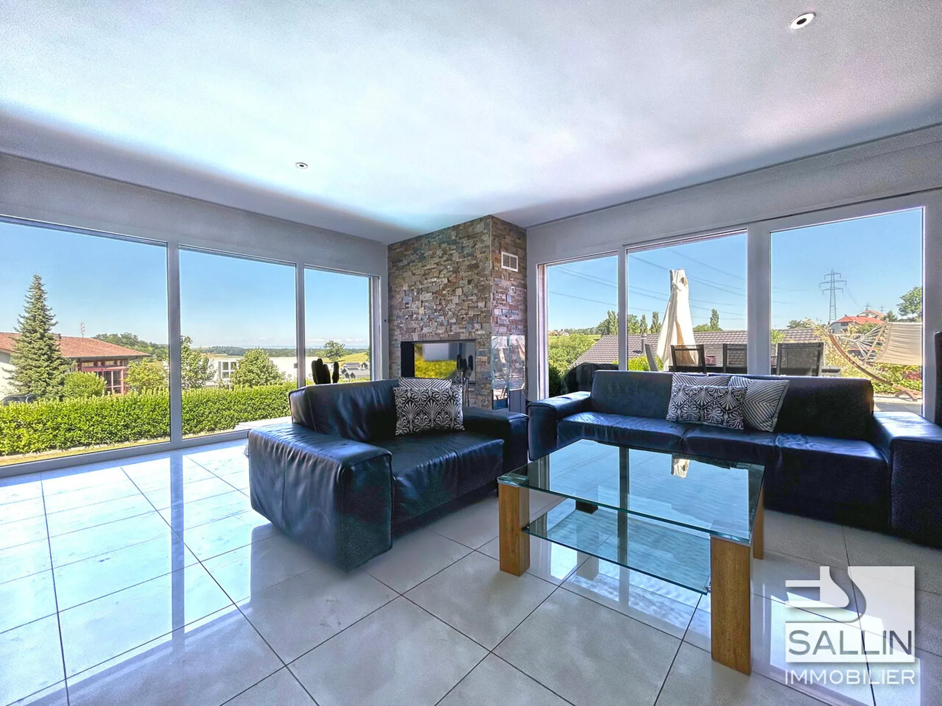 High-end property with pool and 2½-room apartment