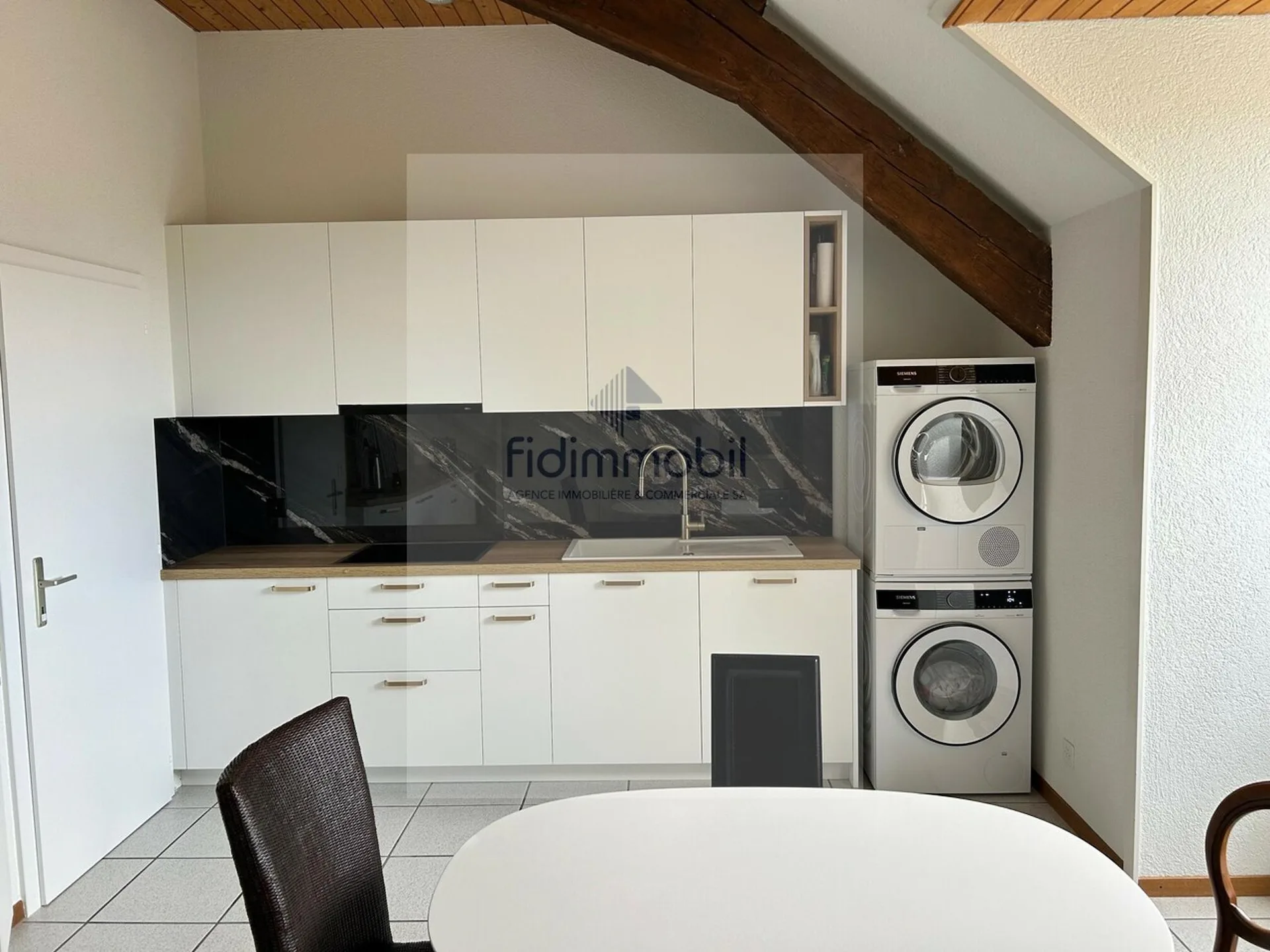Schönes teilweise renoviertes Apartment in einem Dorfhaus