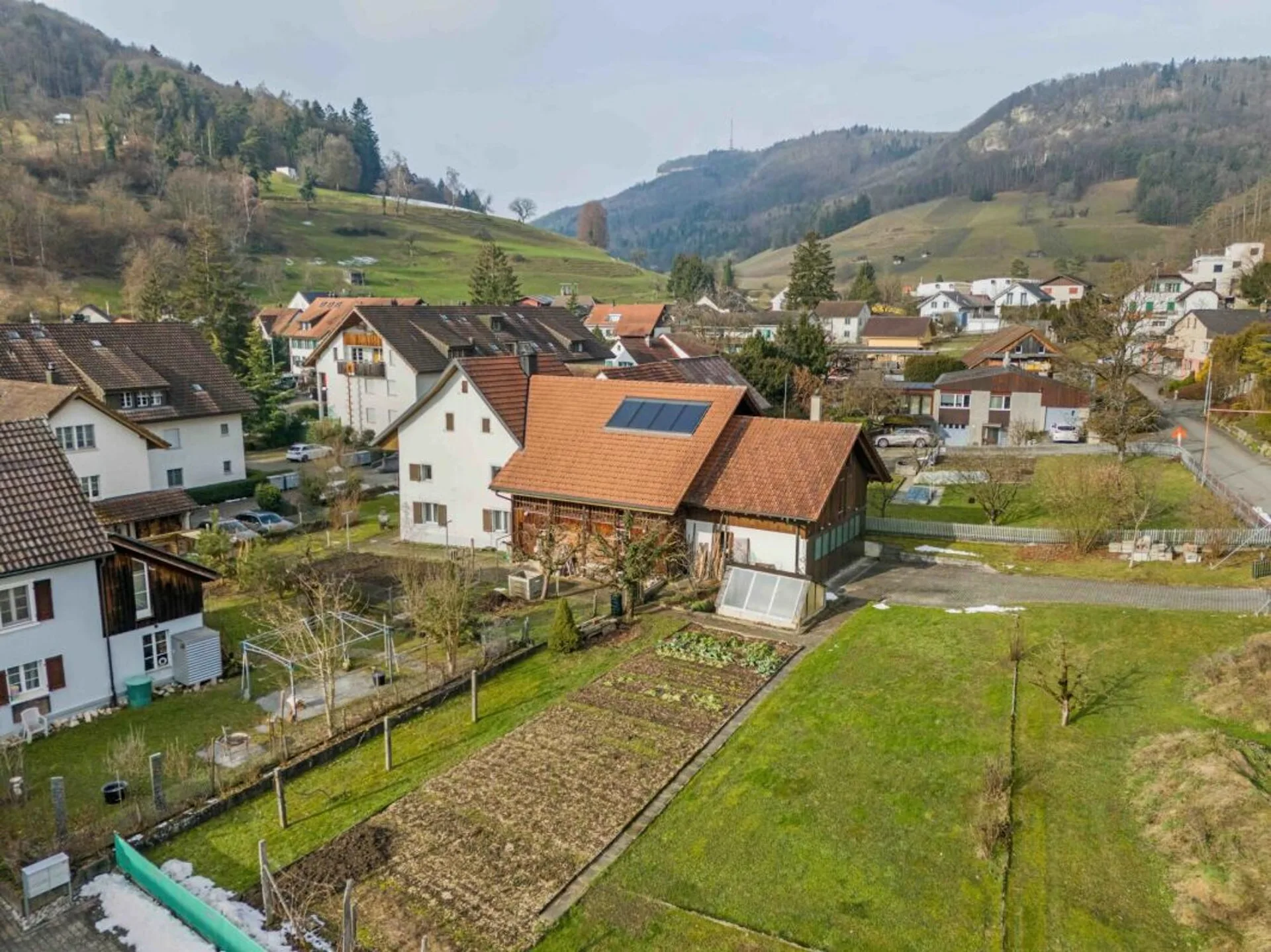 Baulandgrundstück über 1'758 m² mit Zweifamilienhaus und viel Entwicklungspotenzial im ruhigen Dorfkern von Remigen