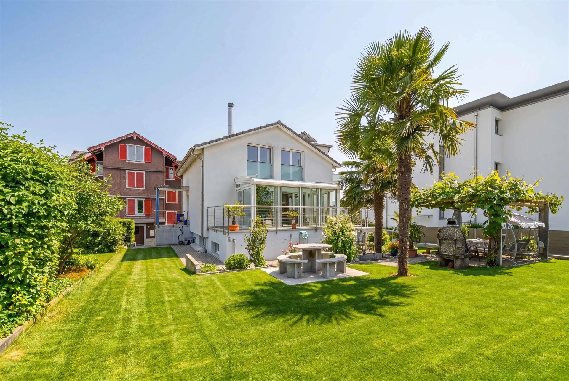 SÜDLICHES FLAIR IN SINS - MODERNES 6.5 ZIMMER EINFAMILIENHAUS MIT G...