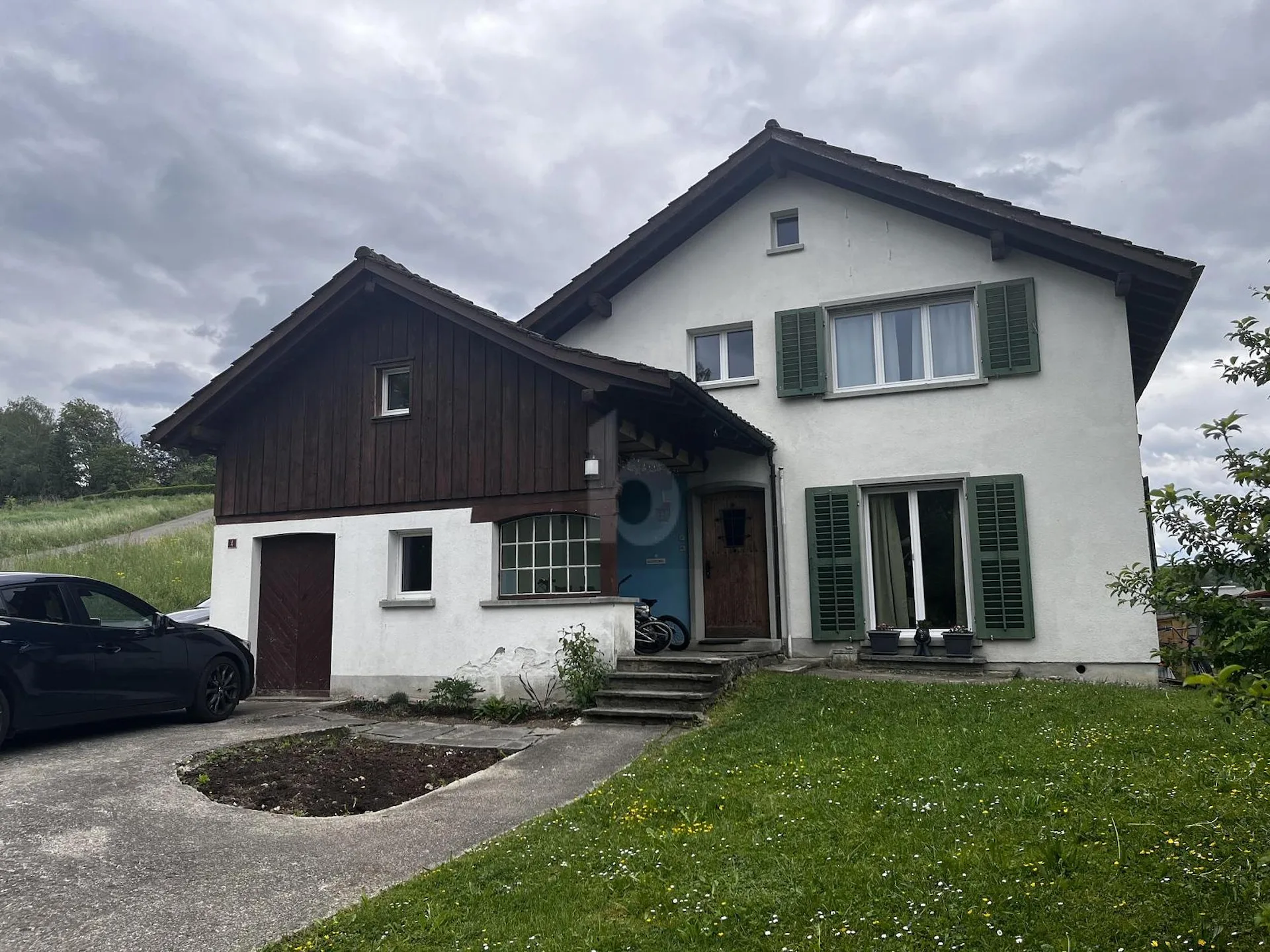 FAMILIENFREUNDLICH MIT GROSSEM GARTEN