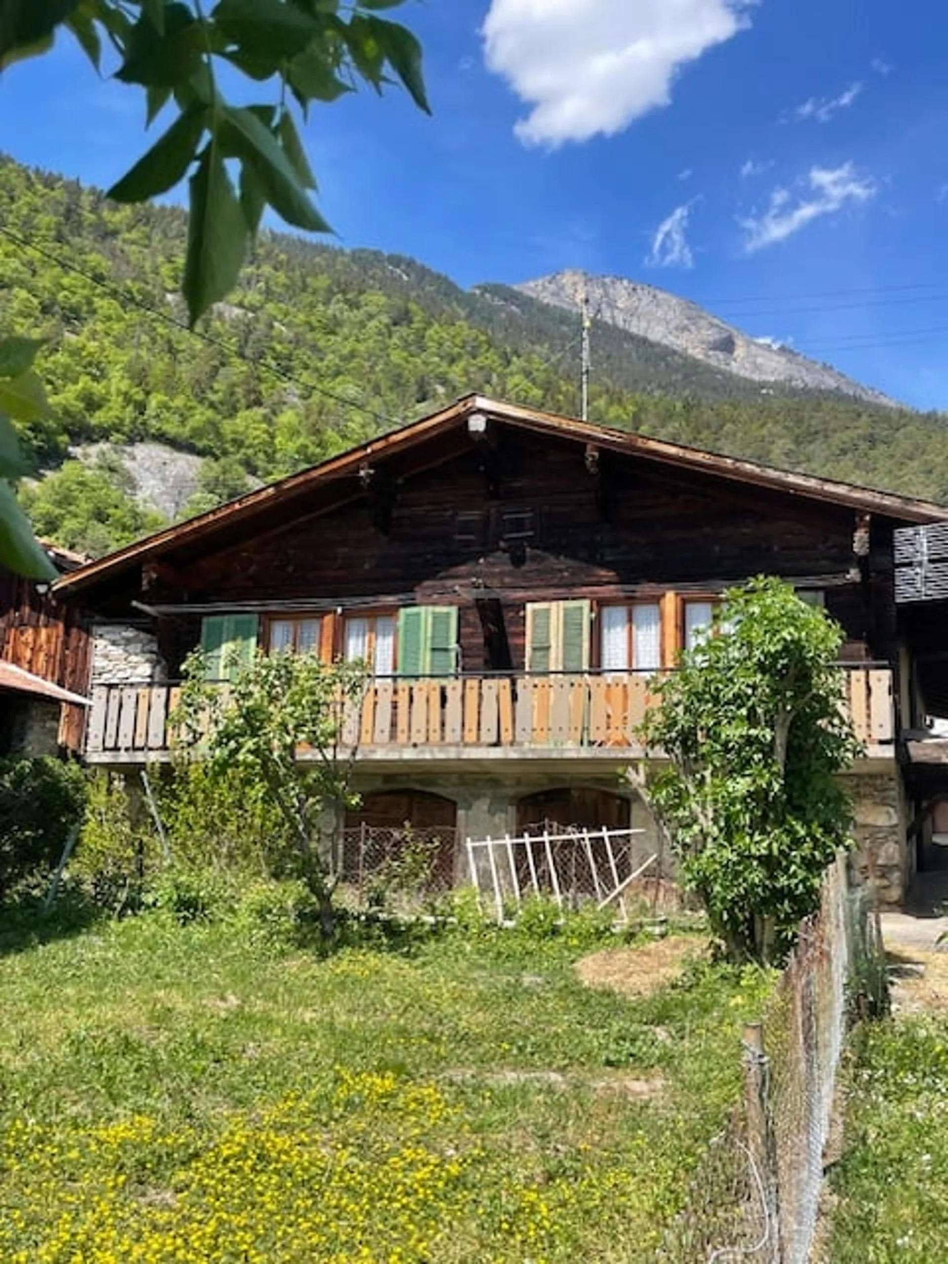 Maison de village à rénover avec deux granges, *SMJ Habitat*