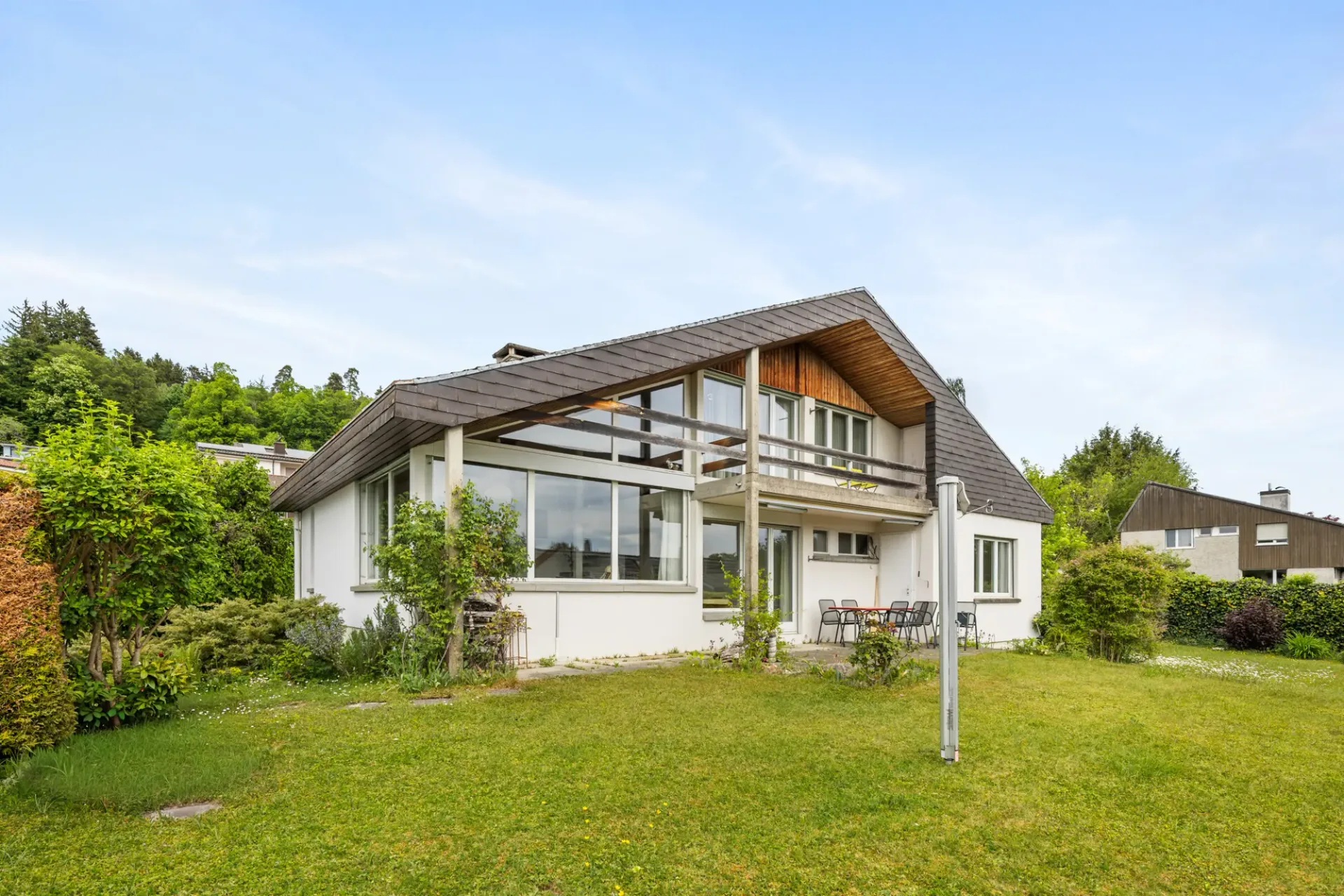 EINFAMILIENHAUS MIT GROSSEM GARTEN UND WEITBLICK IN BEVORZUGTER WOHNLA