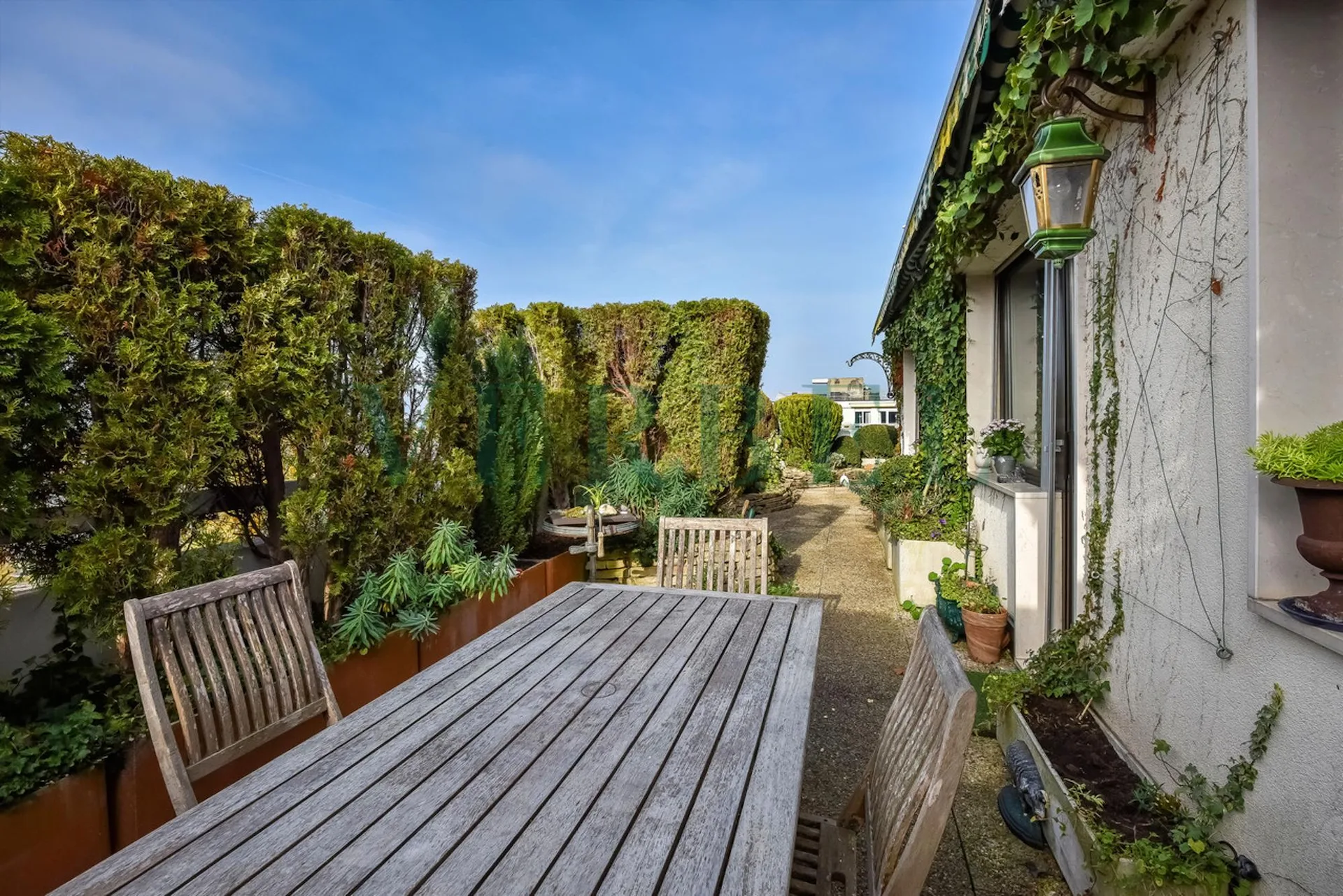 Attic with 147 m² terrace and lake view