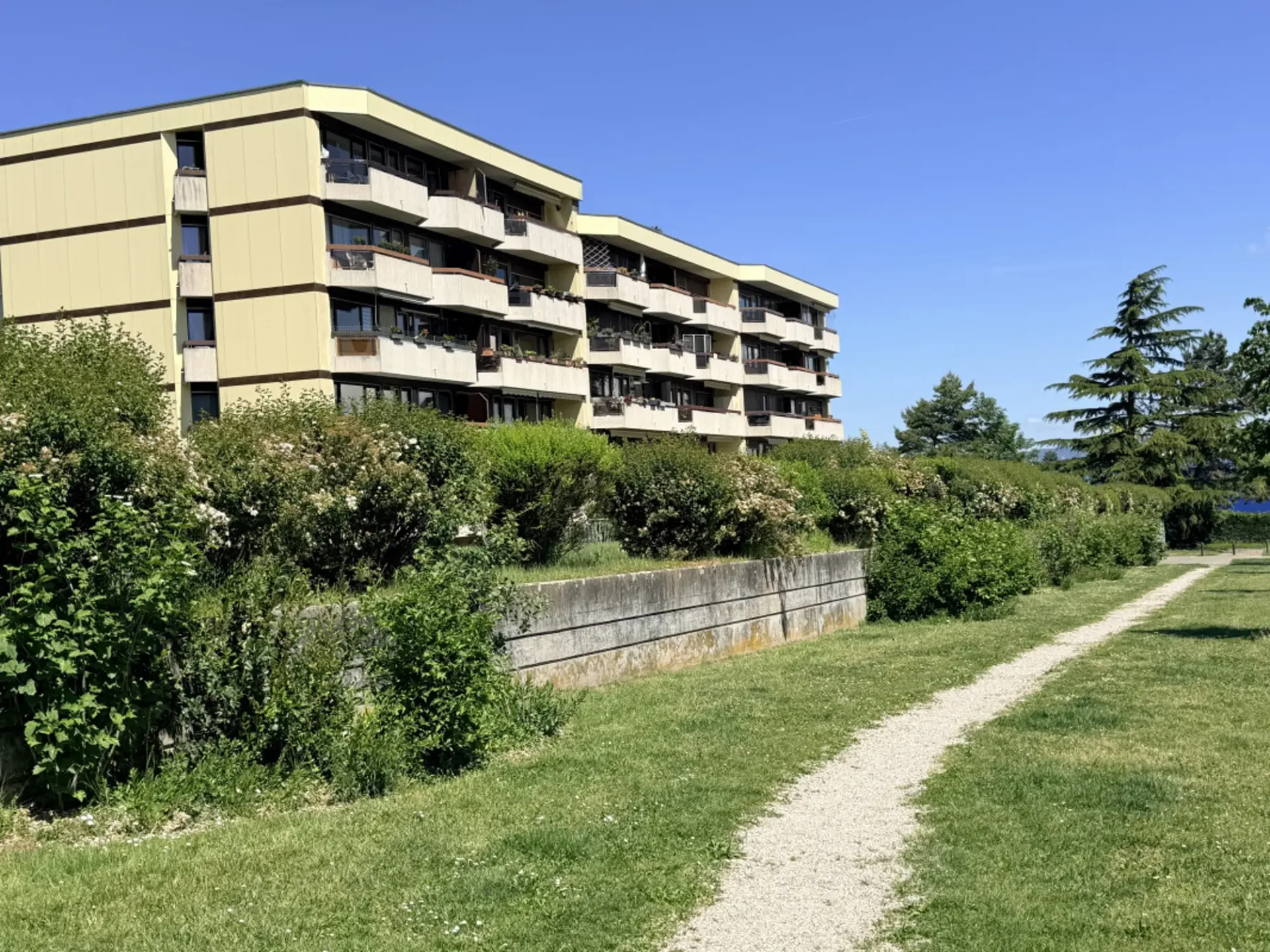 Appartement traversant en rénovation avec balcons  3 à 4 chambres