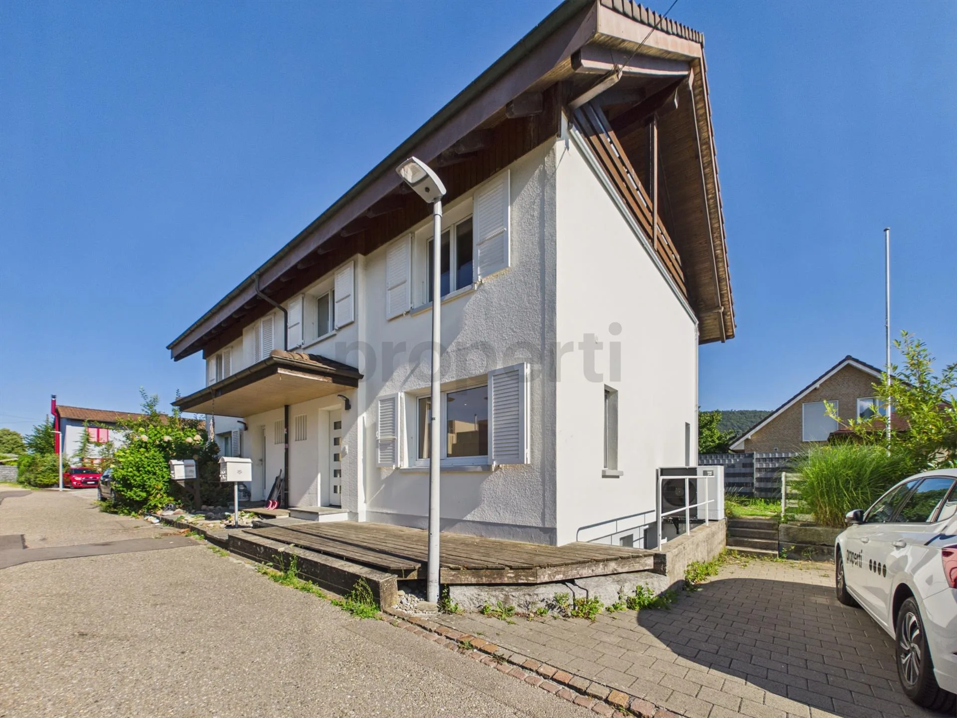 Frisch renoviert am Rand der Grünzone mit Pavillon und ausgebautem ...