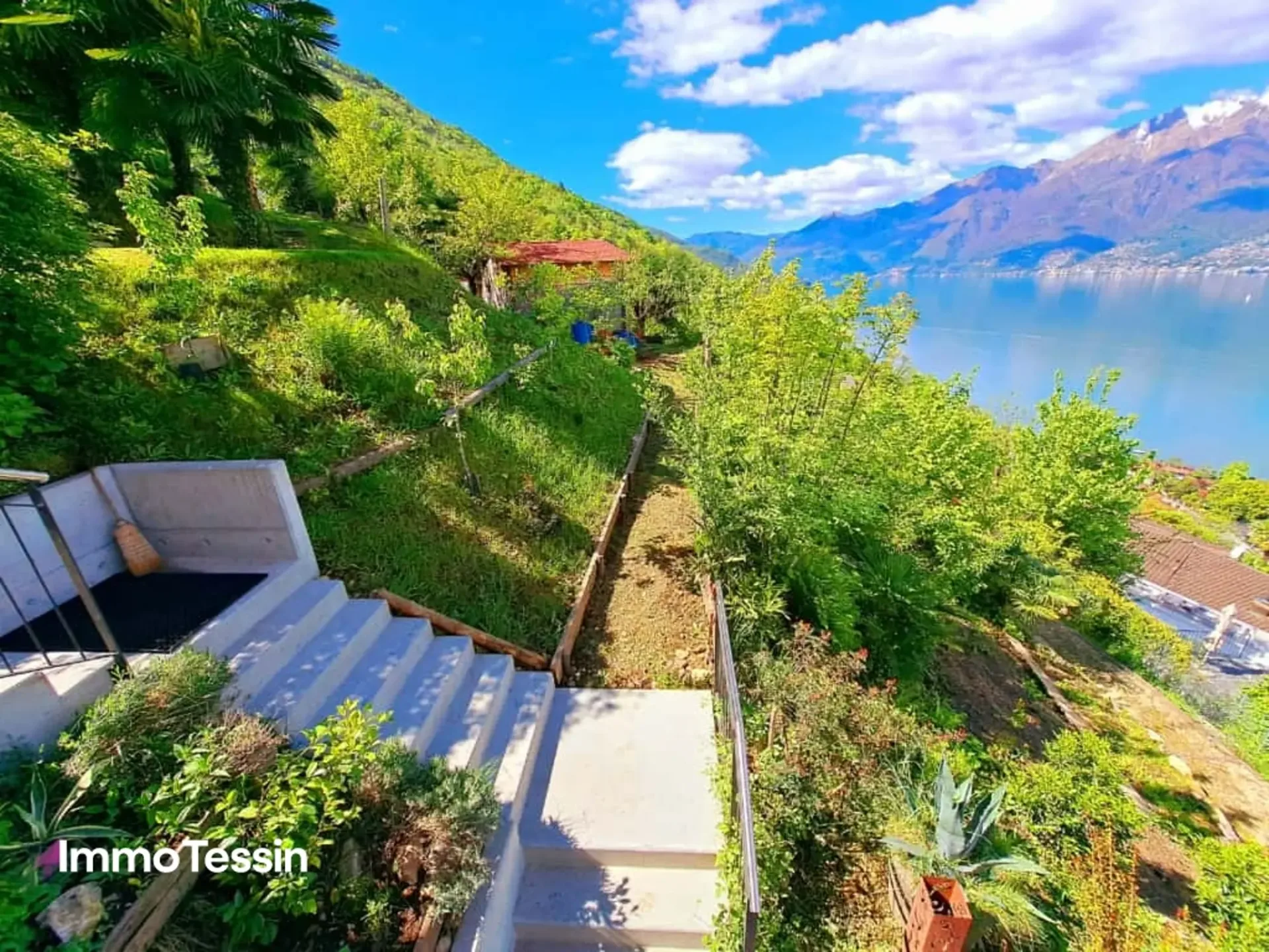 SELTENHEIT: Moderne Villa mit 2 Wohnungen & Bauland mit einmaliger Seesicht auf den Lago Maggiore so weit das Auge reicht