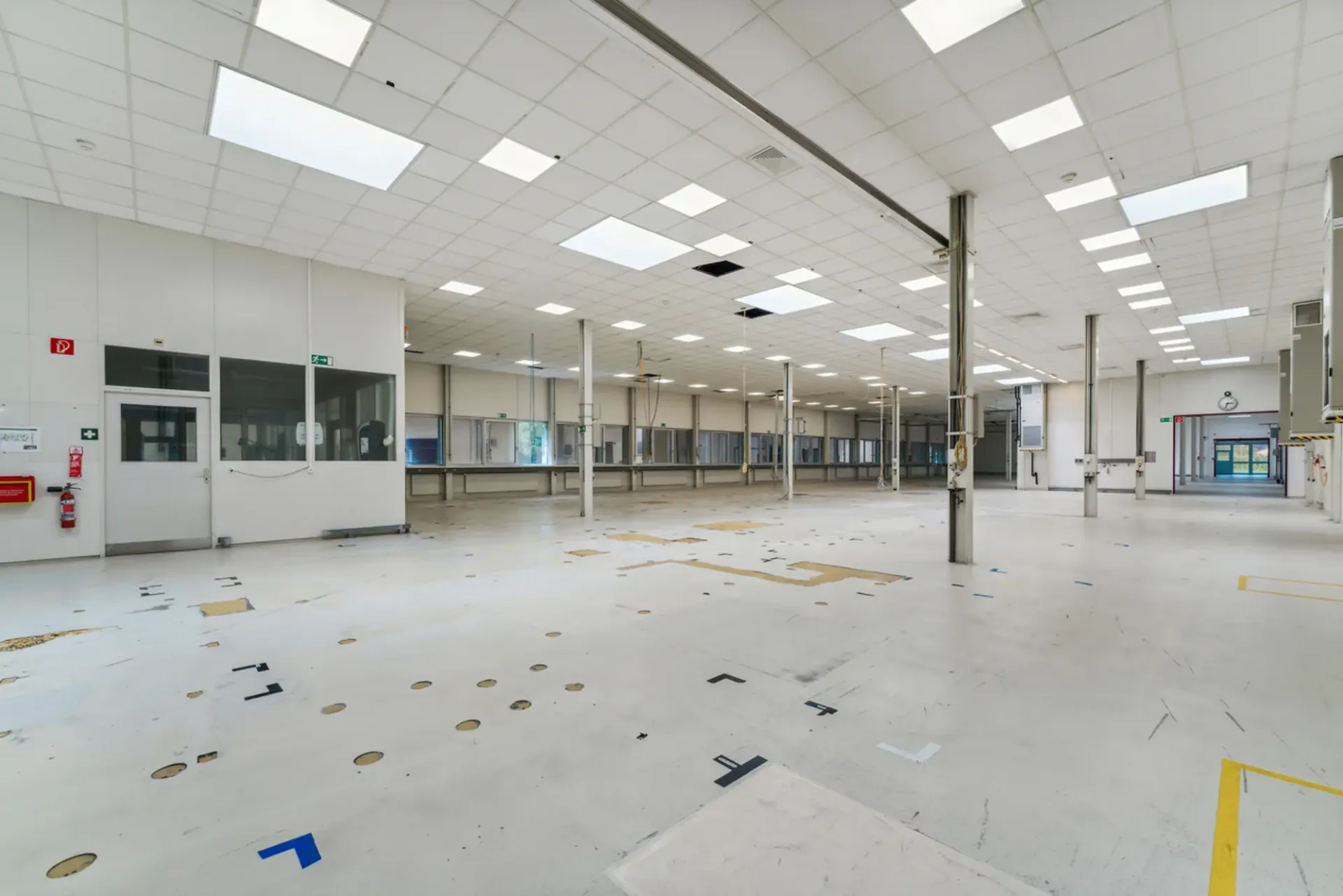 Atelier/Box 345 m2 im Erdgeschoss - Sektionaltor - Höhe 4m