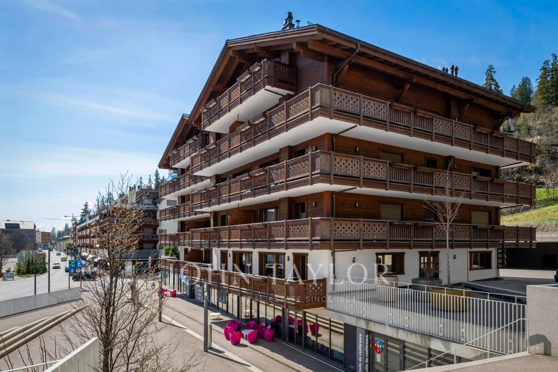 Au coeur de Montana, spacieux appartement récent de 4 chambres, grand balcon, parking