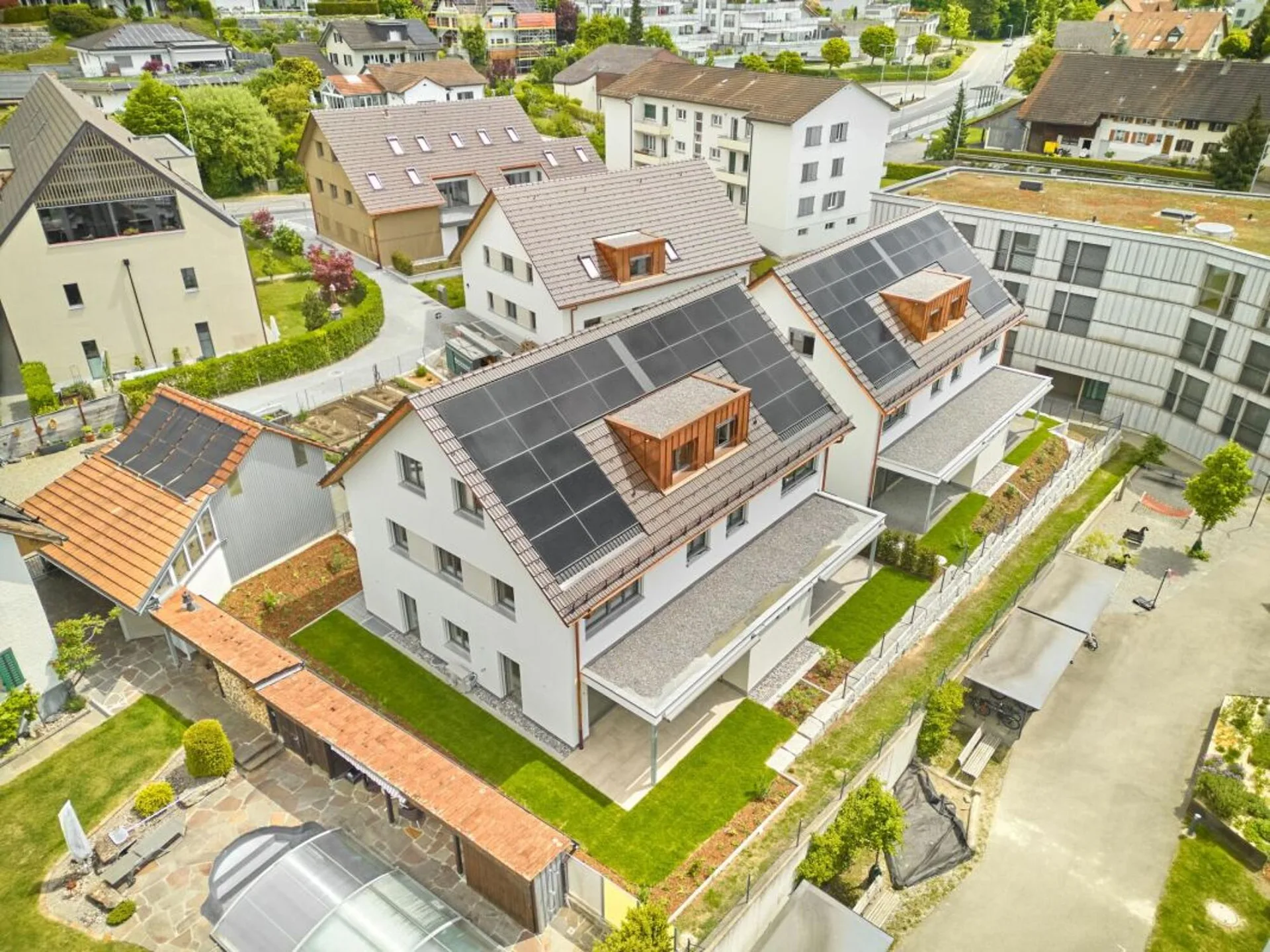 6 1/2-Zimmer-Doppeleinfamilienhaus mit nutzbarer Landfläche