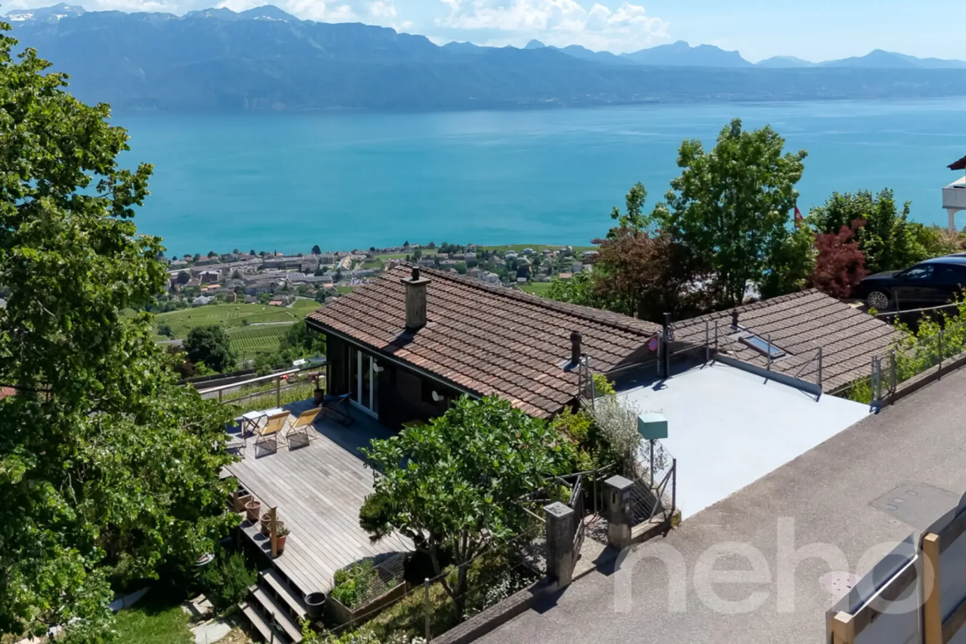 Die Eleganz eines Chalets zwischen See, Weinbergen und Bergen