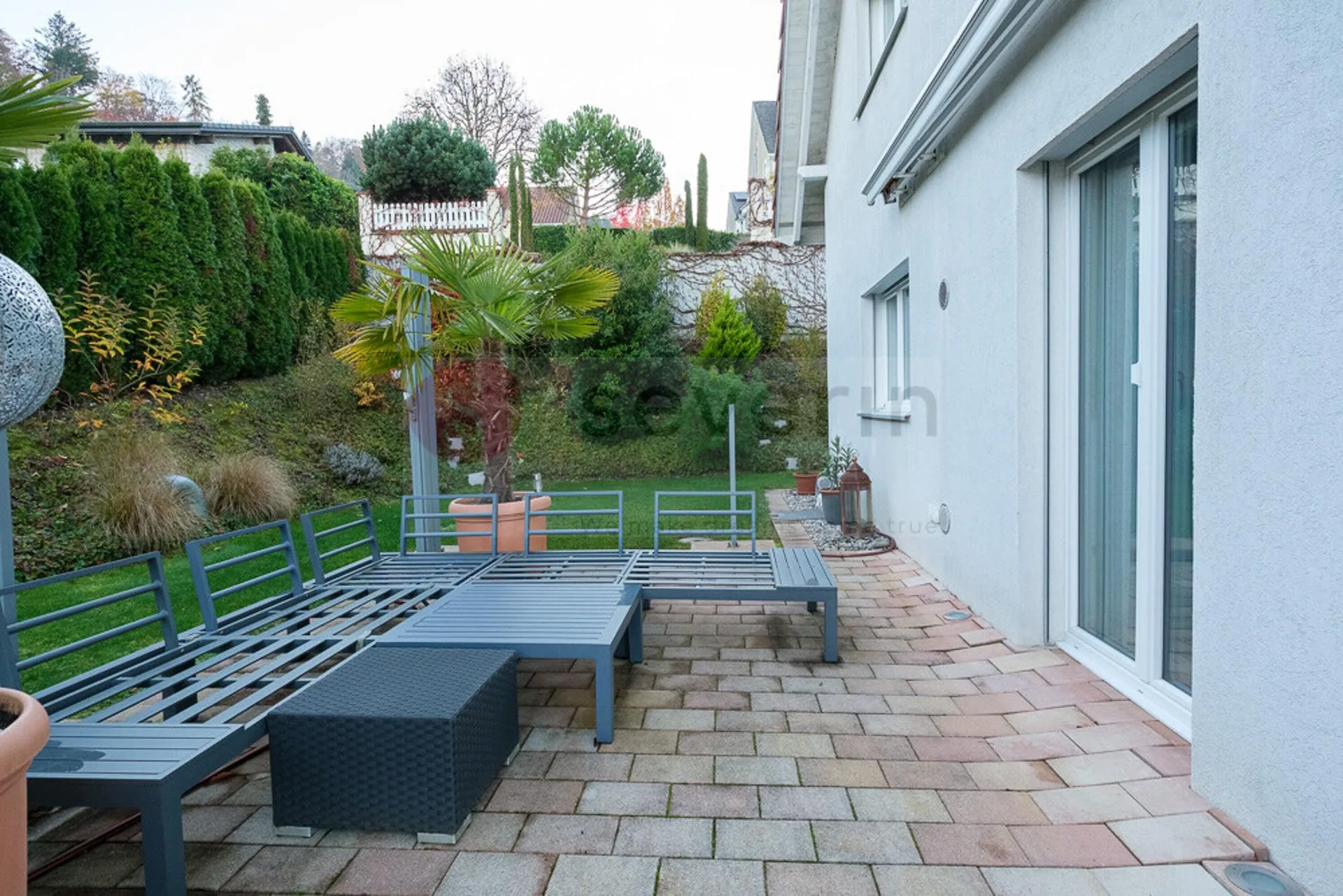4 MINUTEN VON RAFZ - ELEGANTES 4.5 ZI-EFH - 3 GARAGEN,162M2 WFL.