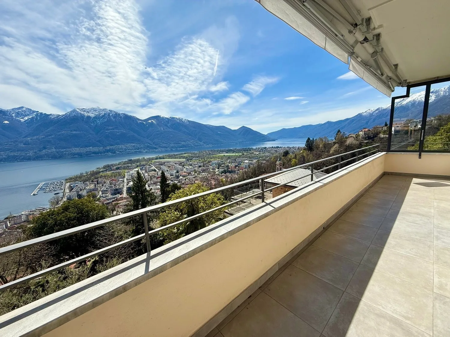 3.5 con vista panoramica - 3.5 mit Panorama-Aussicht