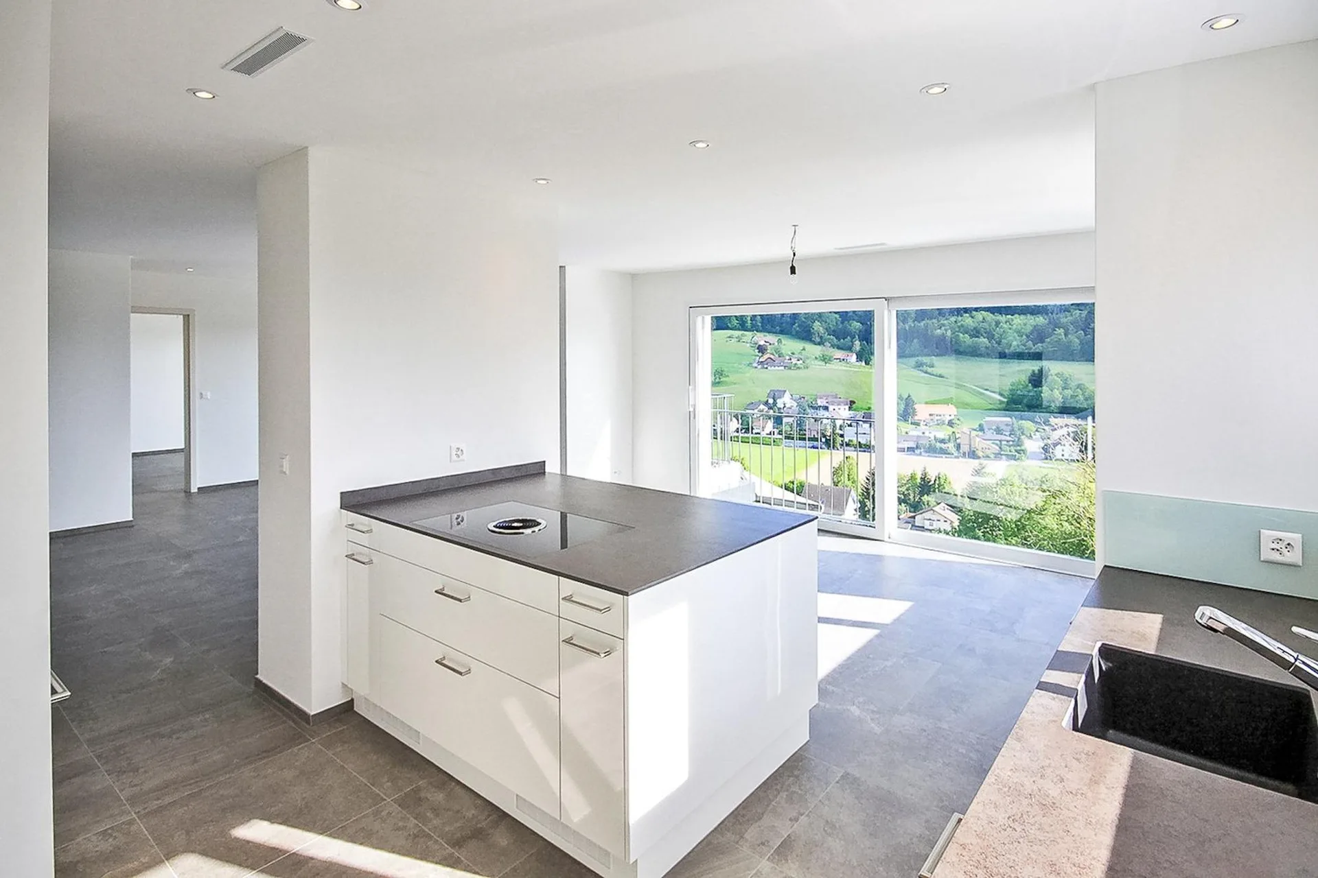traumhafte 4.5 Zimmer Wohnung mit herrlicher Weitsicht und vielen Parkplätzen