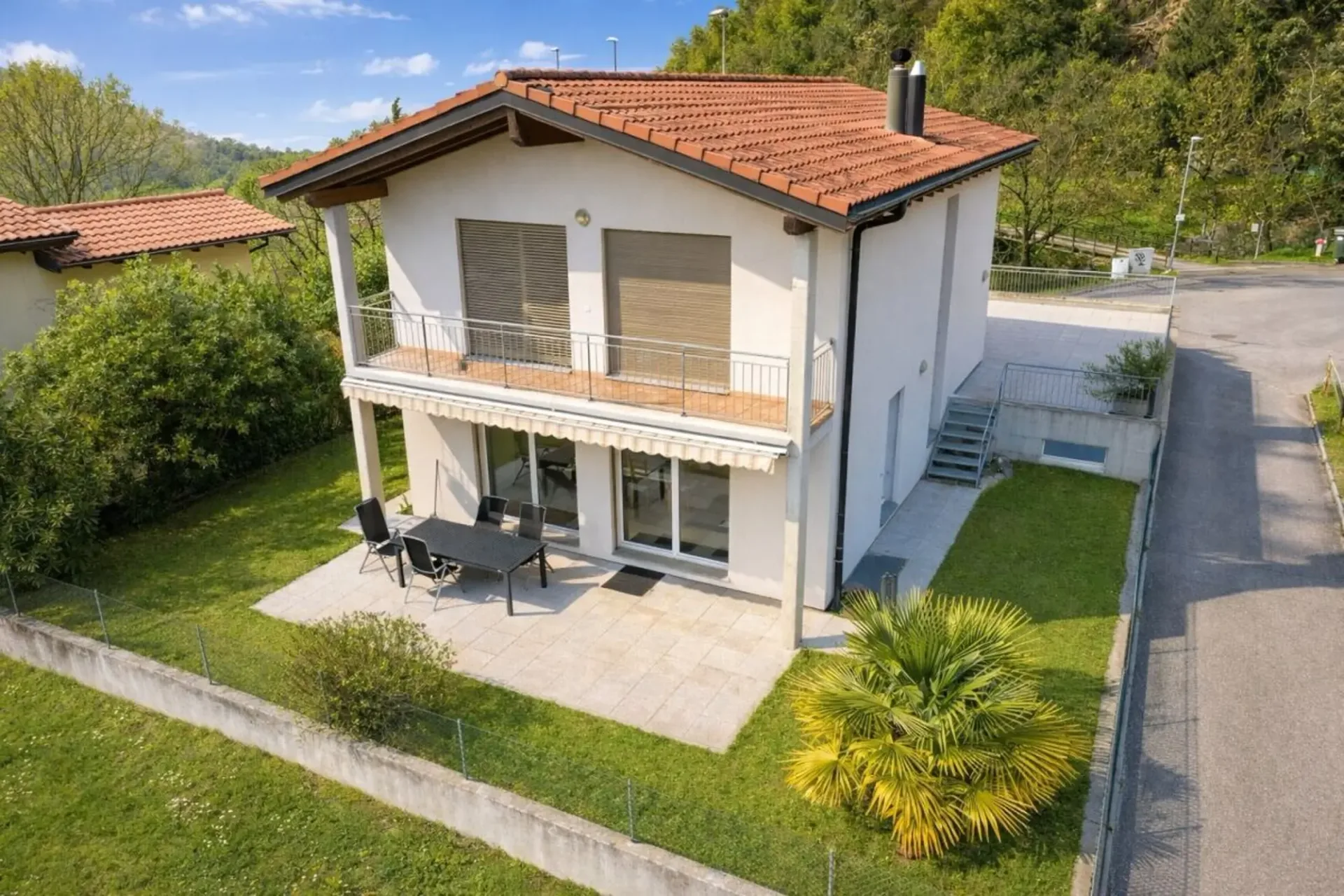 Interessante casa unifamiliare nel verde, con grande locale hobby/garage e parziale vista lago