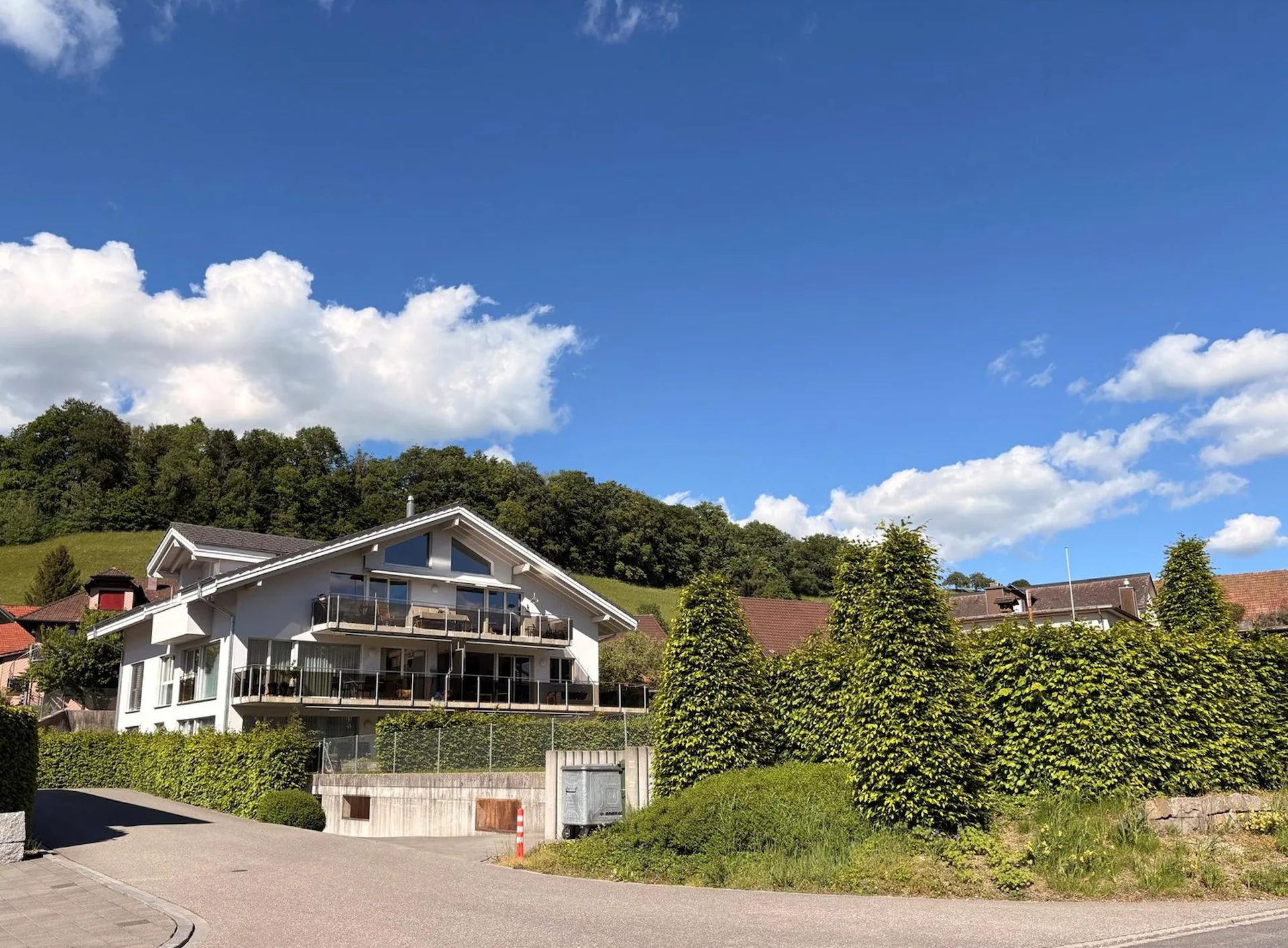 Moderne 3.5-Zimmer-Wohnung mit Balkon und eigenem Waschturm