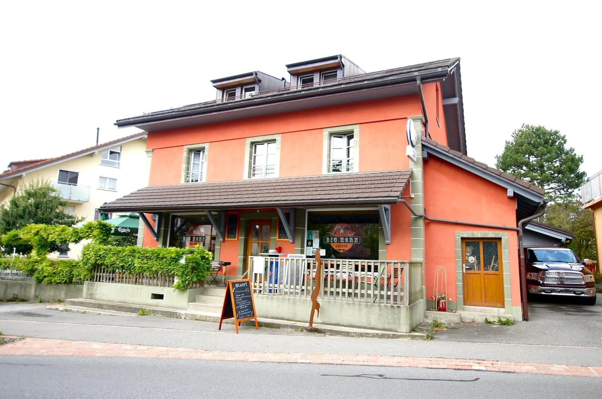 Immeuble rénové en 2016 de 6 appartements + 1 Bar-Restaurant