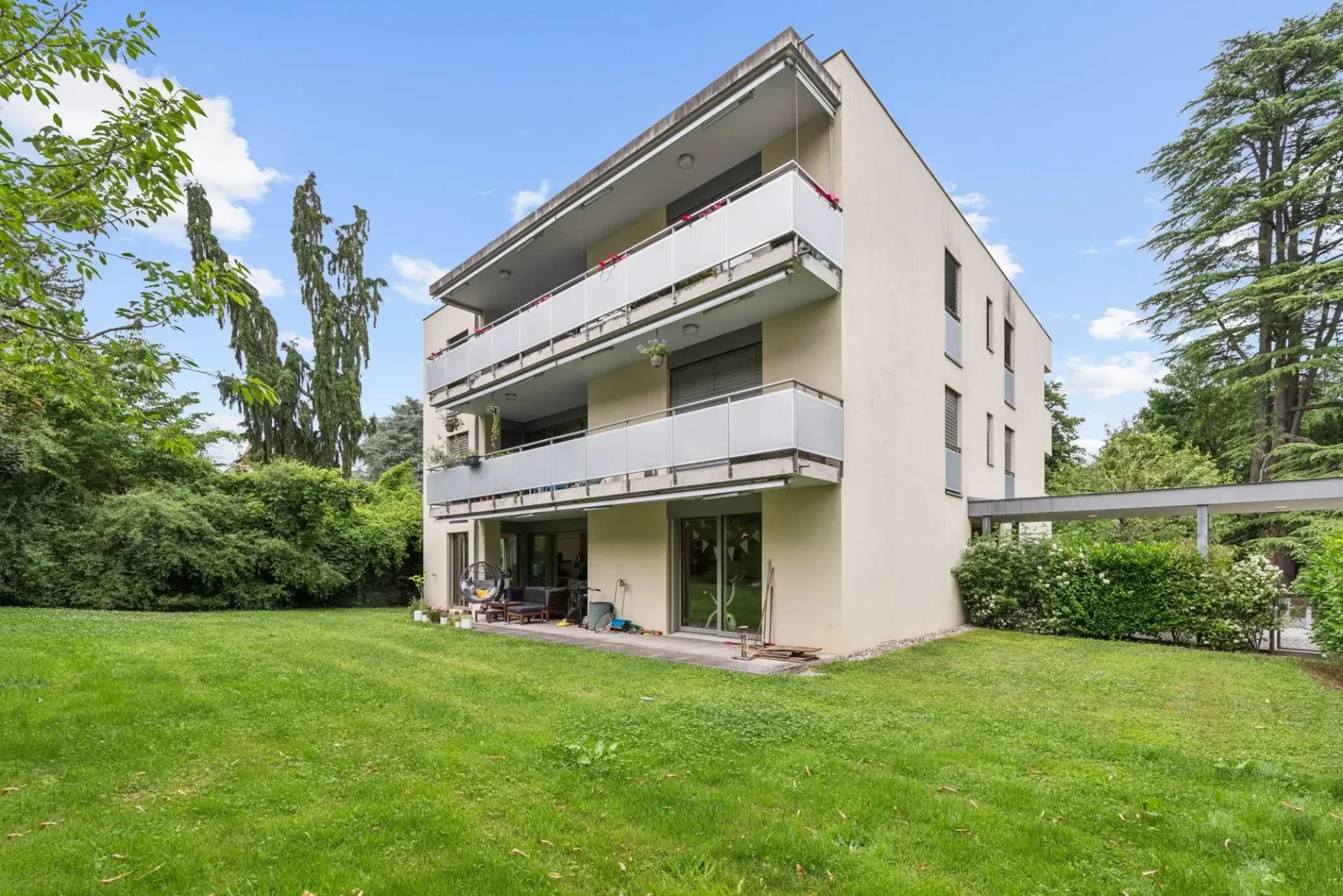 PRÄCHTIGES APARTMENT MIT 4 SCHLAFZIMMERN & 1300 M² GARTEN!