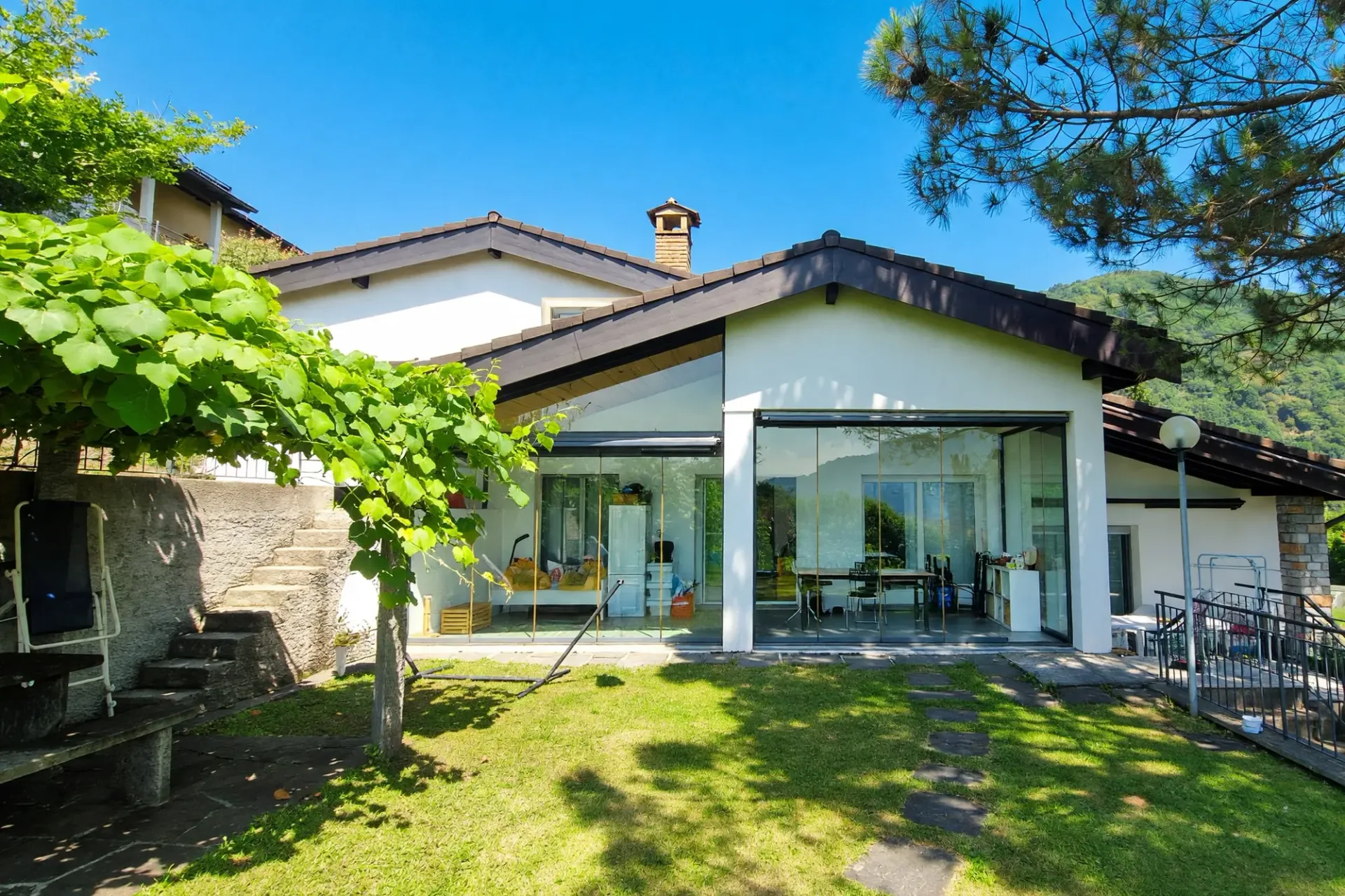 Casa unifamiliare 6,5 locali di 190 mq con giardino privato e veranda