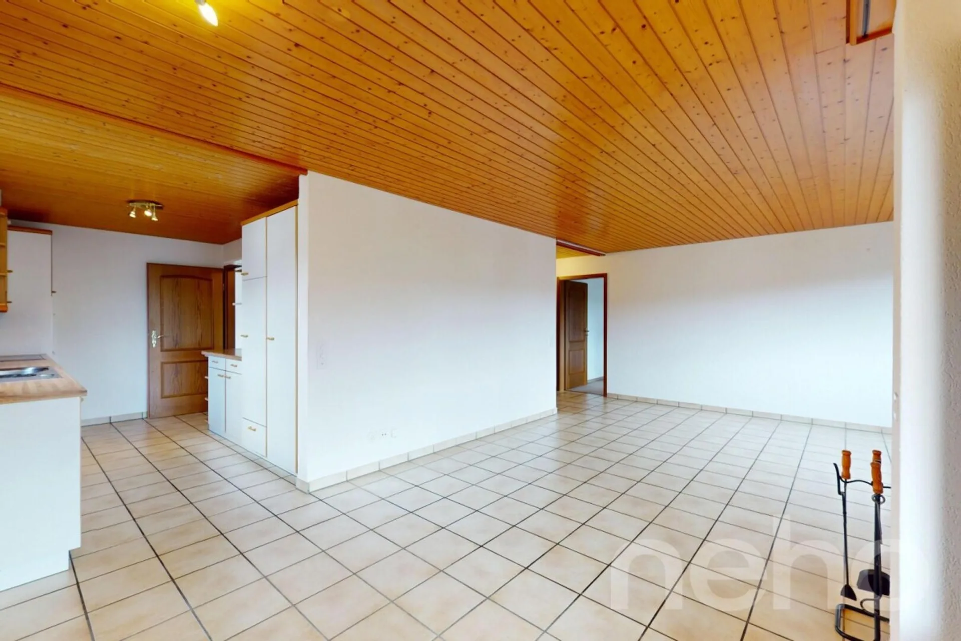 Helle 4.5-Zi.-Wohnung mit Aussicht, Cheminée und zwei Parkplätzen