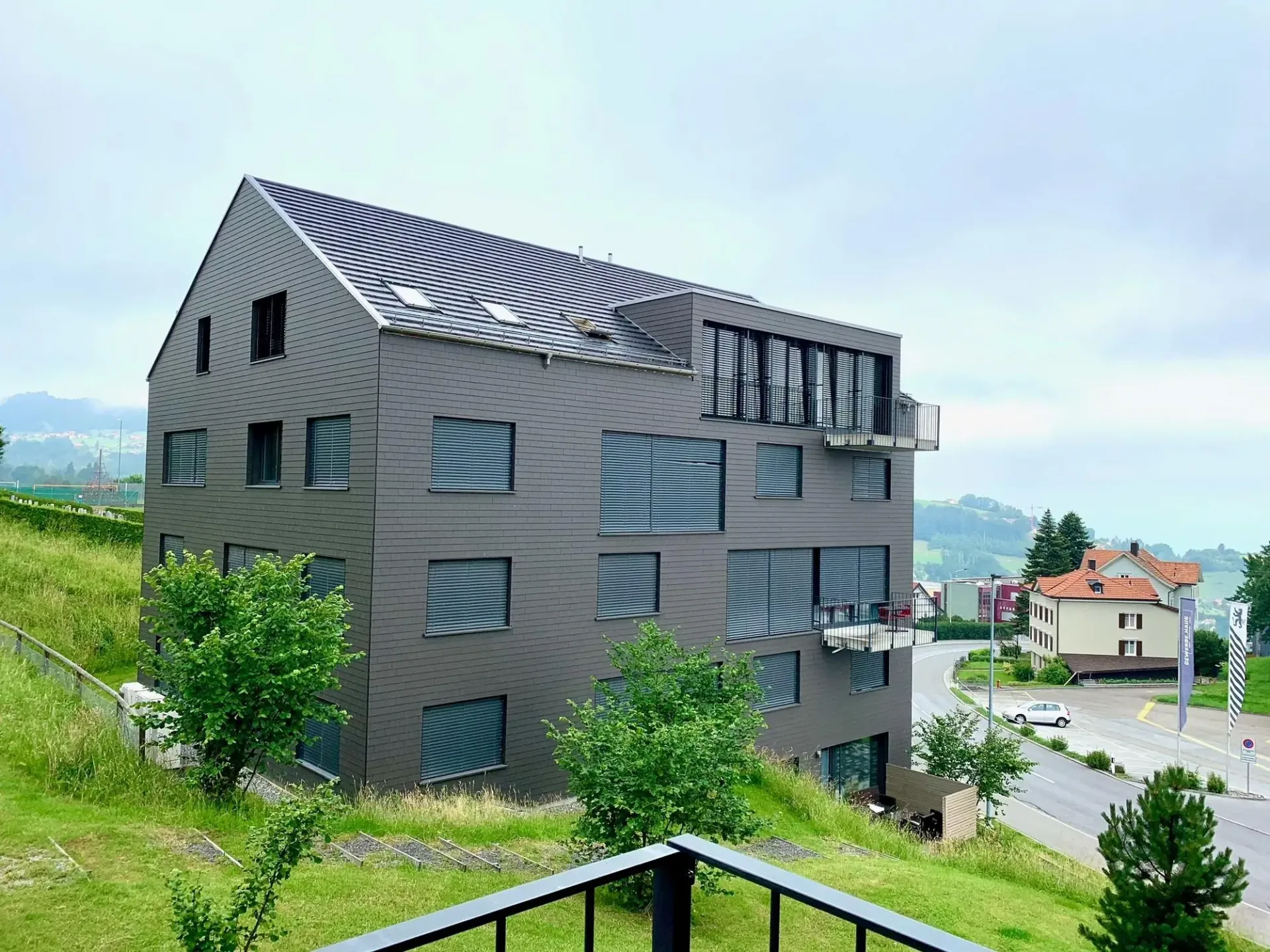 Helle 2.5-Zimmer-Wohnung mit moderner Küche und eigenem Sitzplatz
