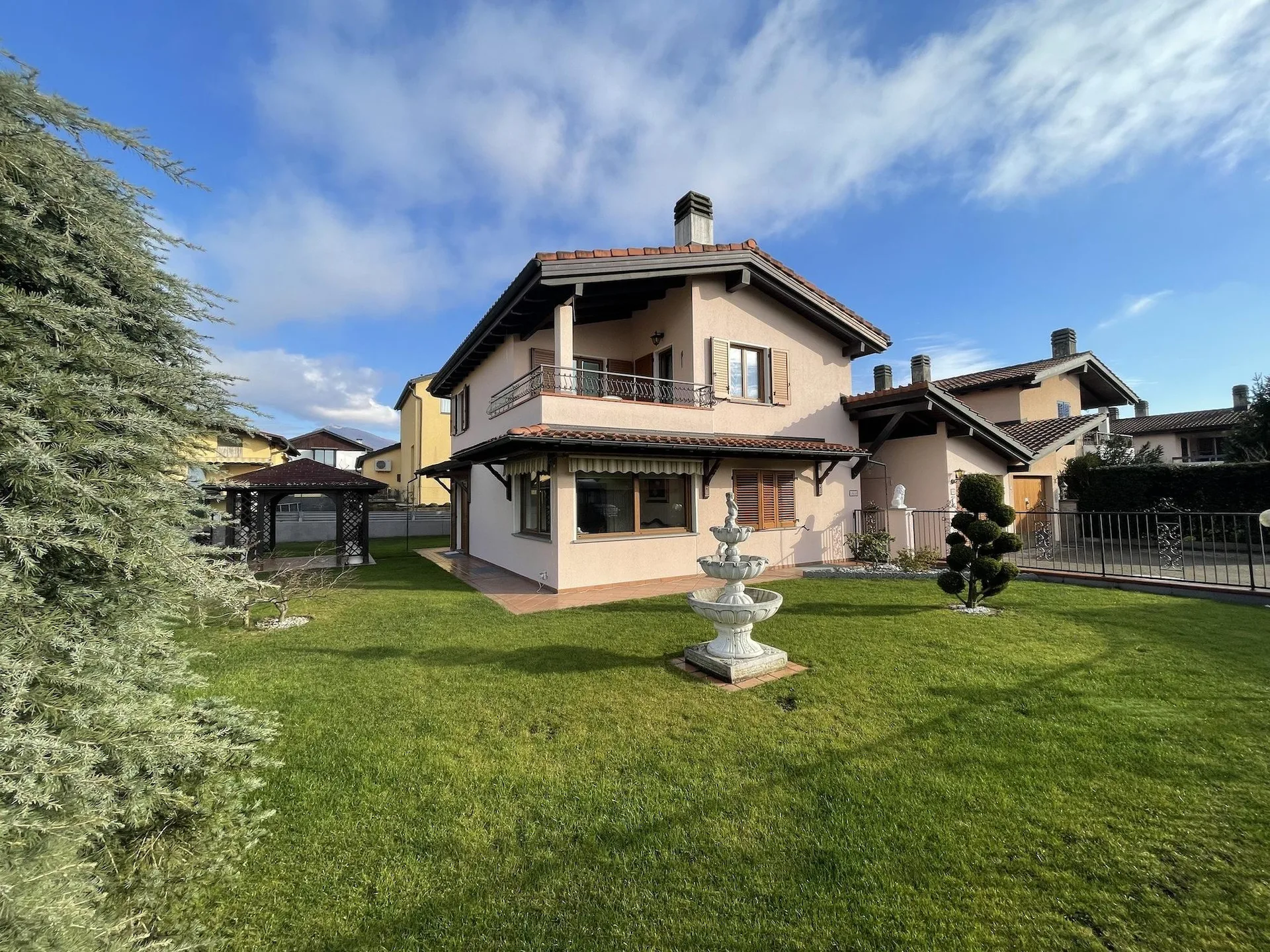MERAVIGLIOSA CASA UNIFAMILIARE 4.5 CON GIARDINO CURATO