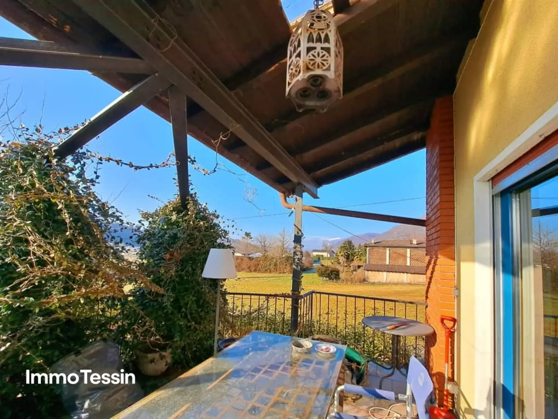 Exklusive Villa mit grossem Garten an top Lage zwischen dem Lago Maggiore und dem Lago di Lugano