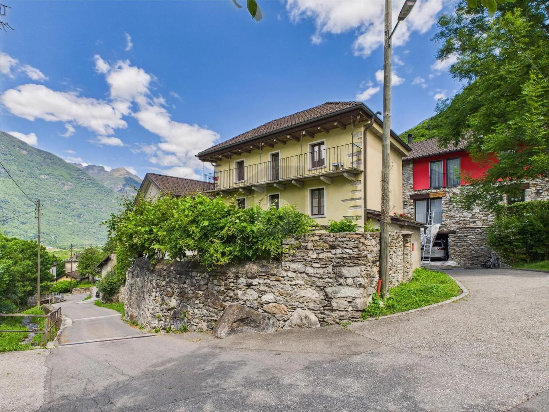 TIPICA CASA TICINESE SOLEGGIATA CON GIARDINO