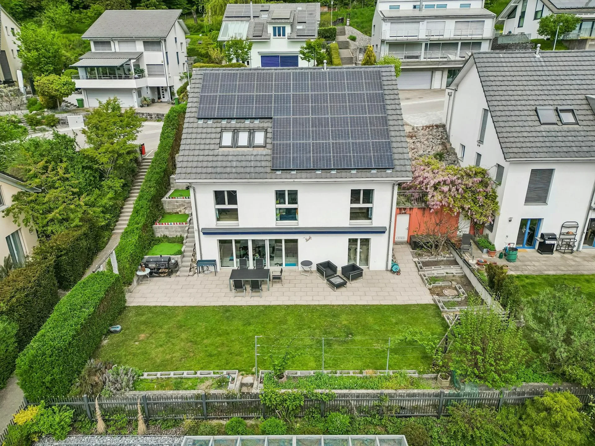 Casa unifamiliare di 5,5 locali in una posizione elevata e molto richiesta con area circostante