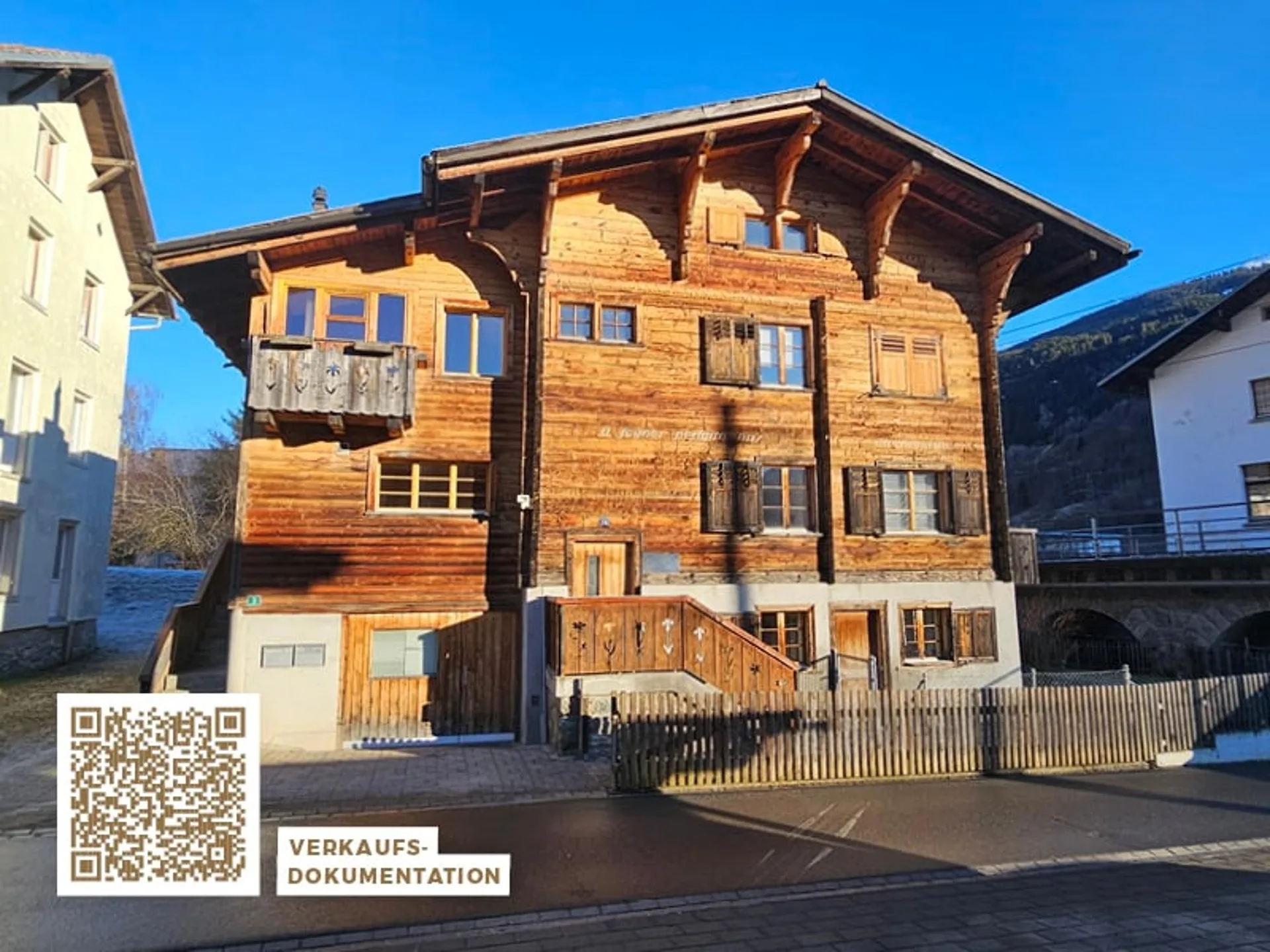 Maison d'habitation intéressante à vendre, composée de deux appartements avec atelier et jardin d'hiver.