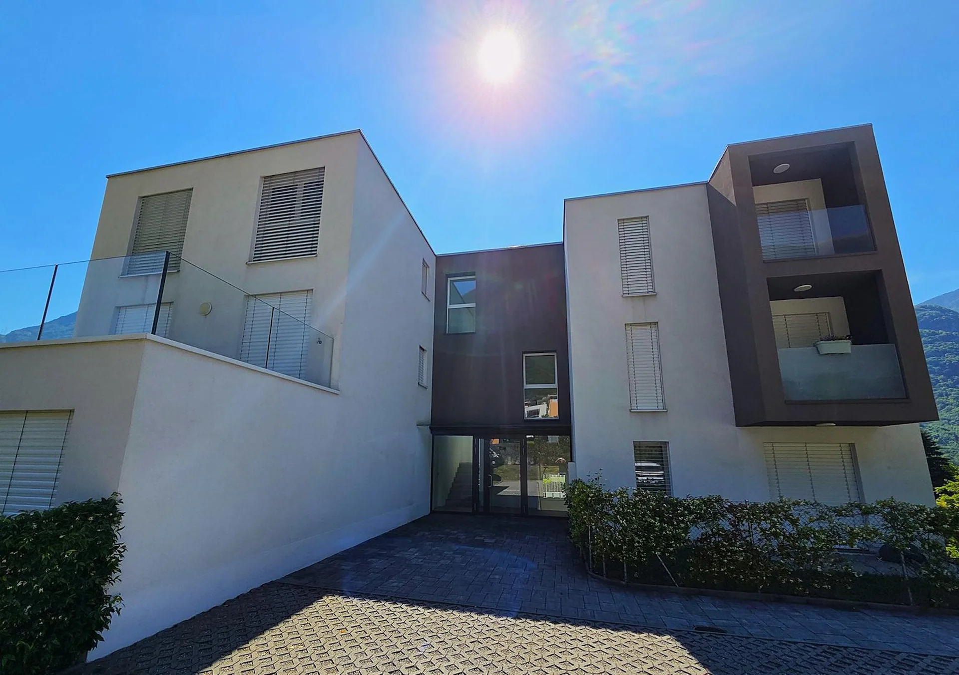 Modernes 3.5-Zimmer-Apartment in Claro – Panoramablick und vollständige Zugänglichkeit