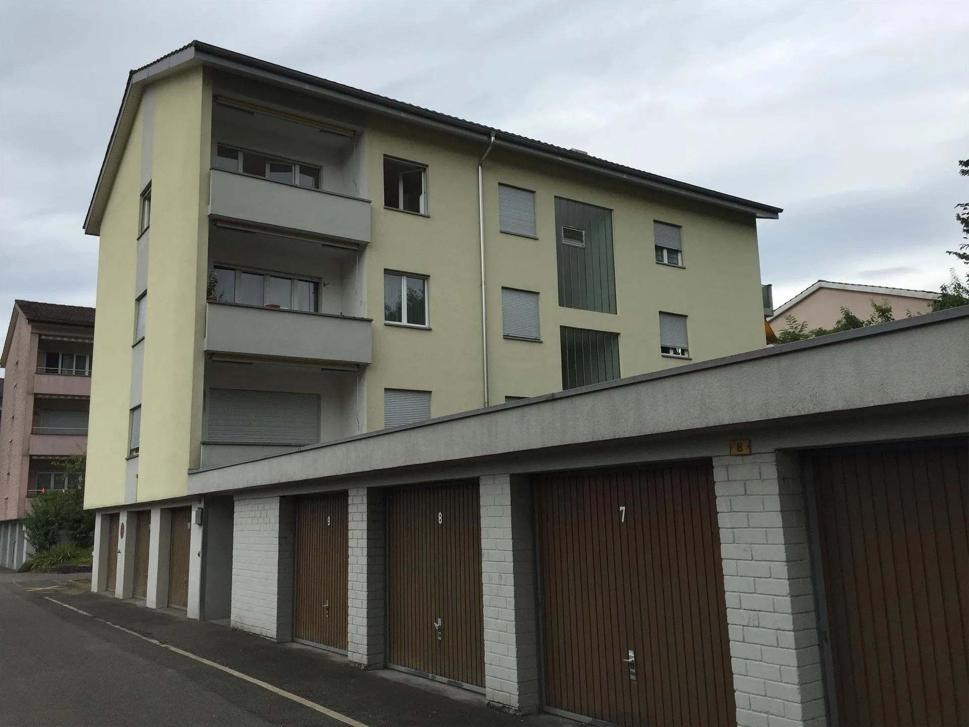 Teilsanierte 4-Zimmerwohnung an ruhiger Lage zu vermieten