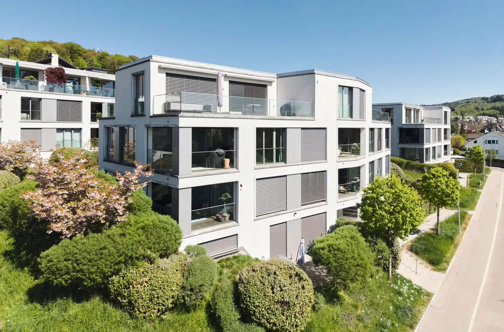 Exklusive 3.5-Zimmer-Wohnung mit unverbaubarer Weitsicht und sonniger Loggia in Uitikon
