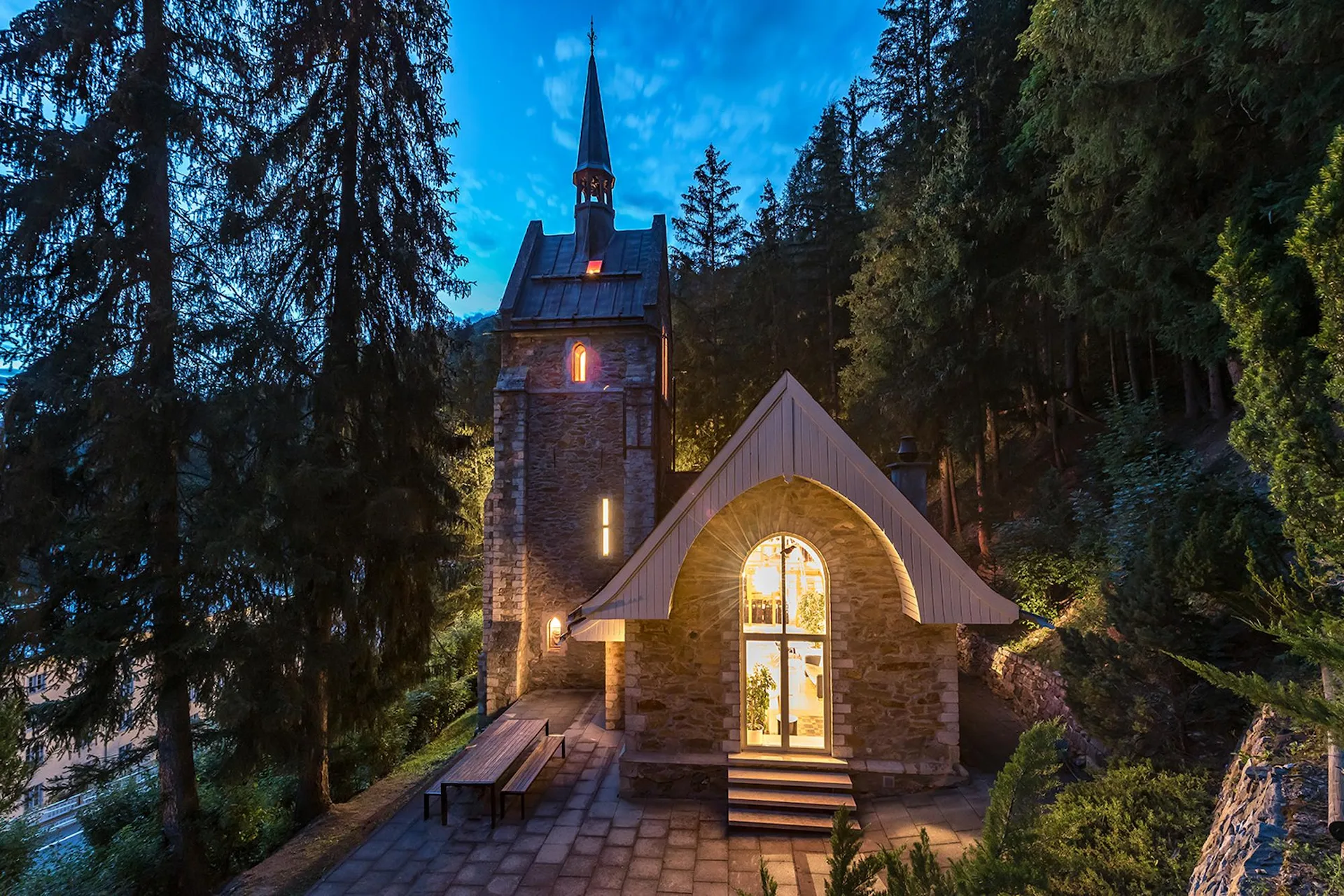 Una chiesa, un sogno abitativo in Engadina.