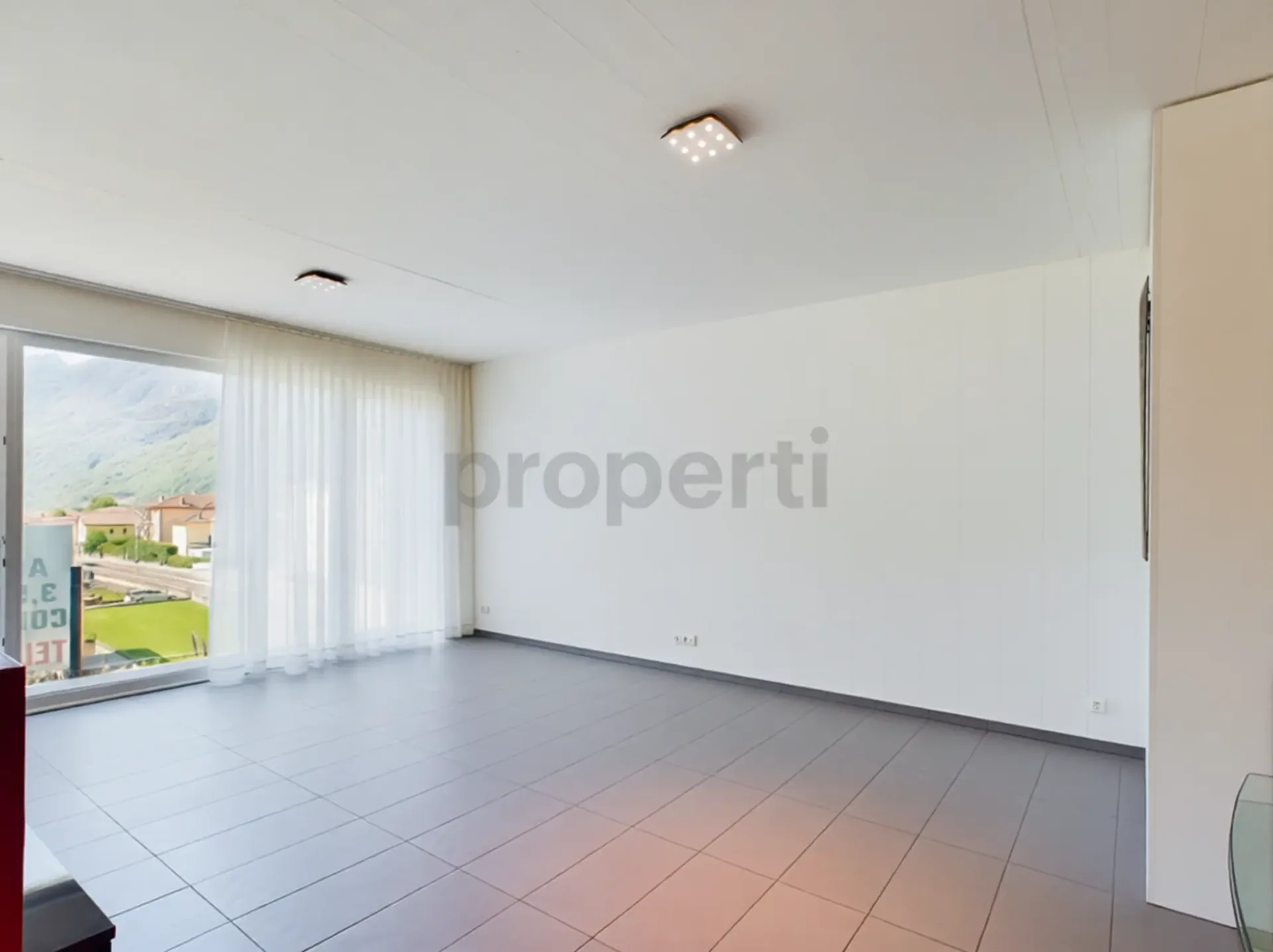Moderne 3.5-Zimmer-Wohnung mit Garage in BiascaModerno appartamento di 3,5 locali con garage a Biasca