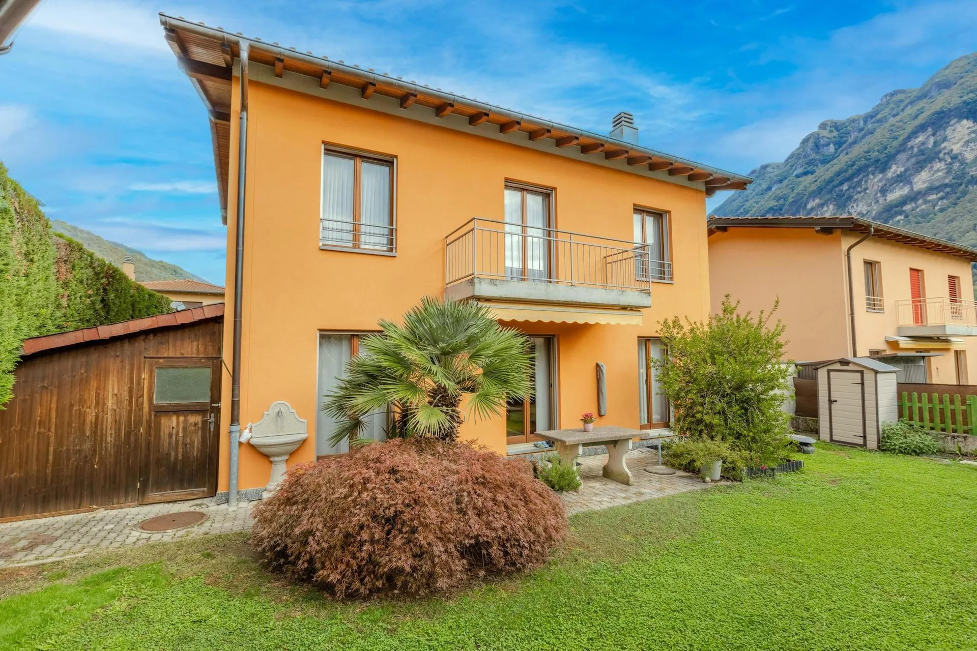 STUPENDES HAUS 6.5 WIE NEU MIT GROTTINO IN RIVA SAN VITALE