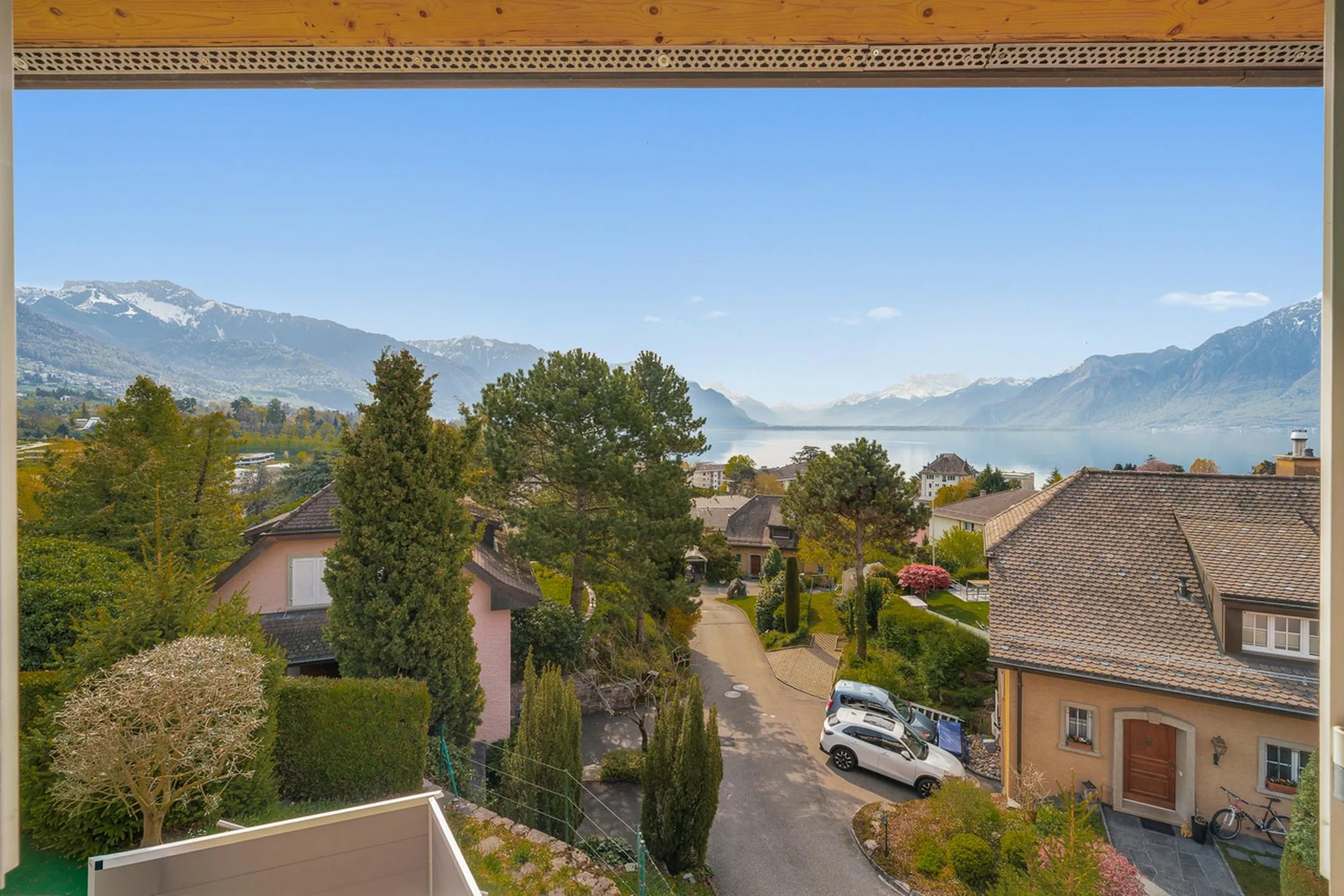 Quartier prisé, cadre résidentiel et vue panoramique sur le lac