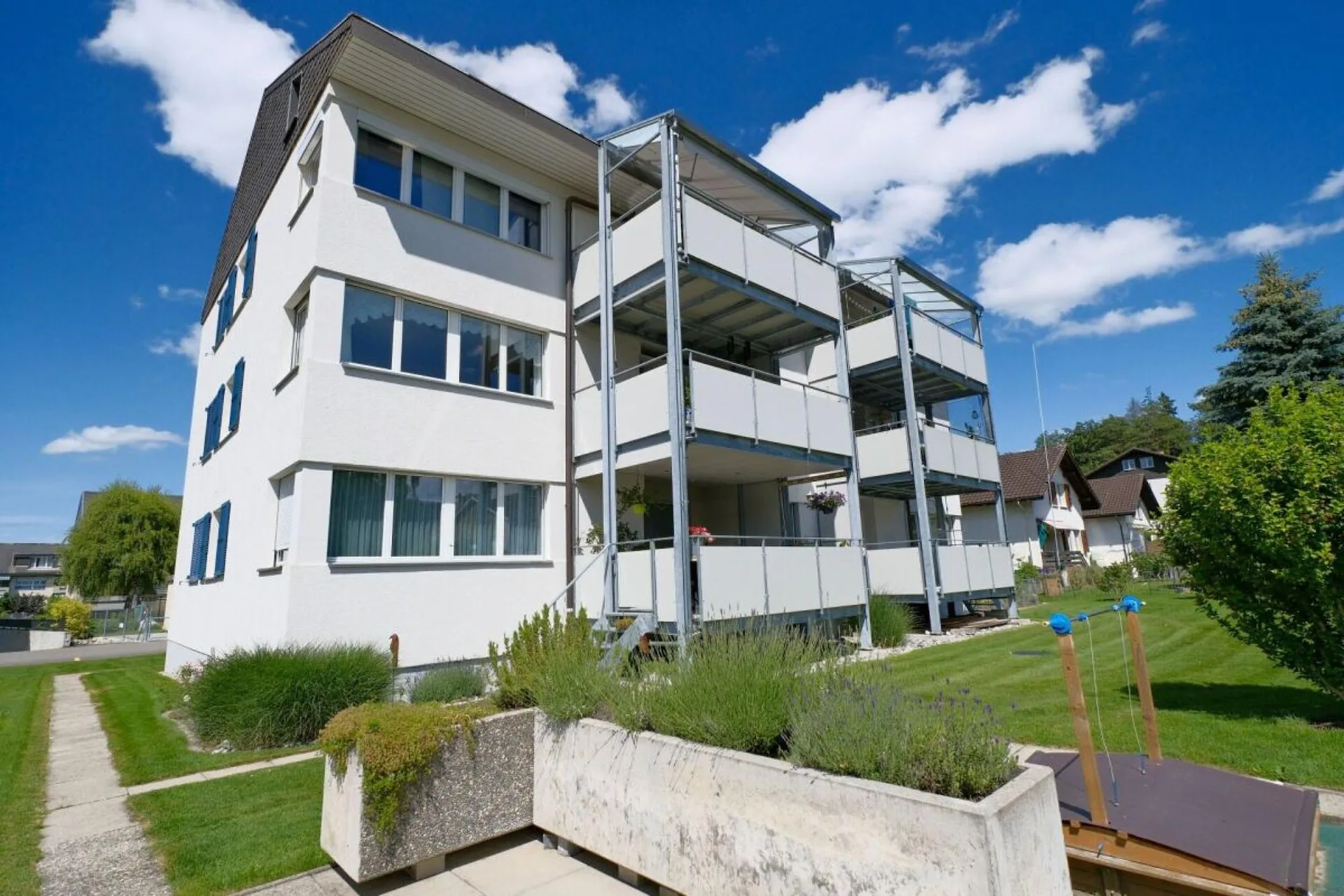 GROSSEN IMMOBILIEN - 3.5-Zimmer-Wohnung mit grossem Balkon und direktem Gartenzugang in Thierachern