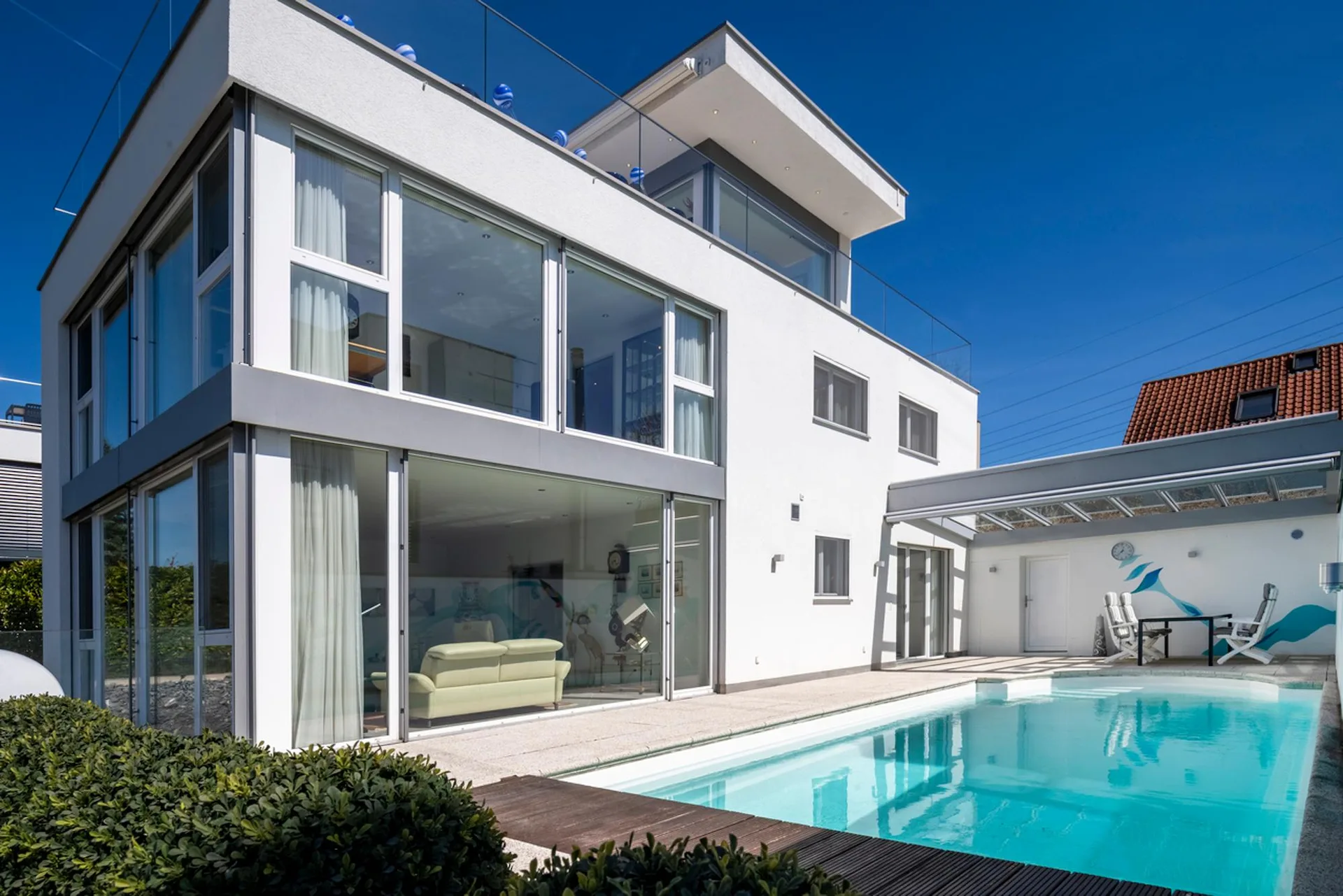 Panoramablick vom Feinsten: Top-modernes Einfamilienhaus mit Pool