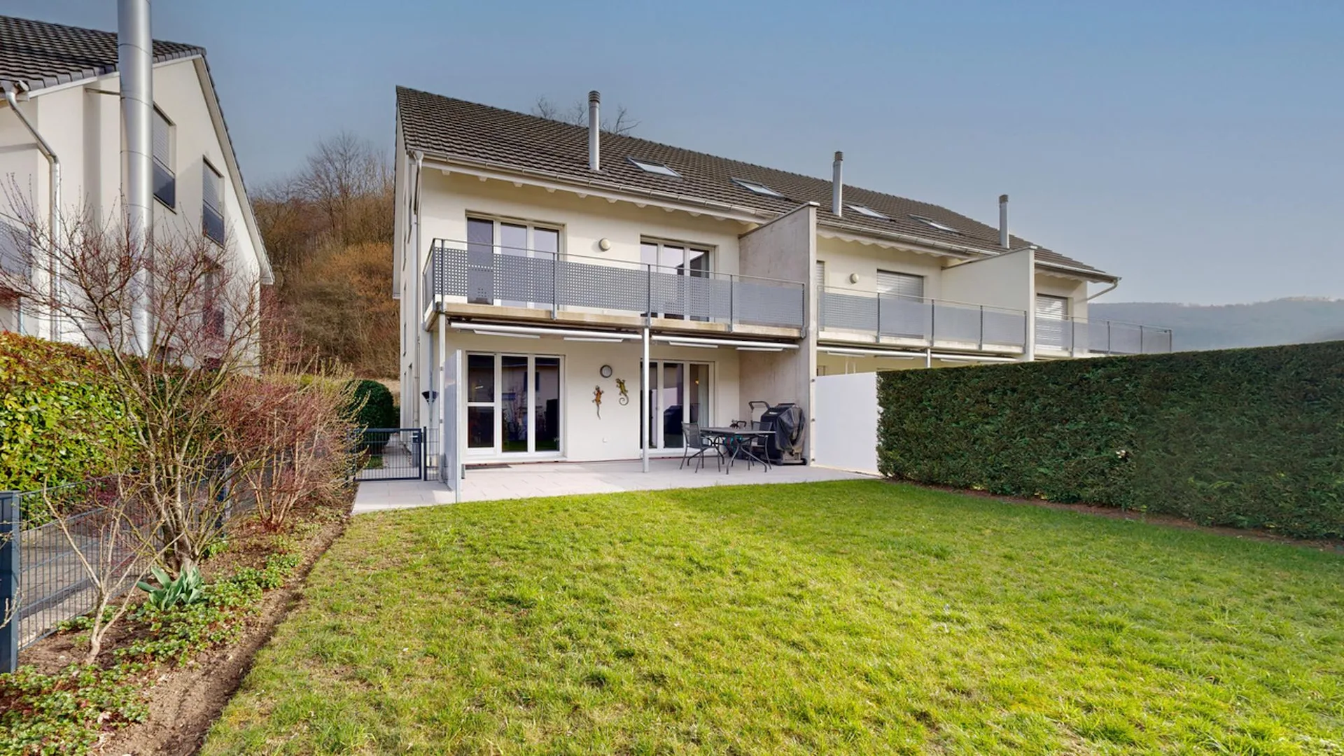 Modernes Familienhaus mit 205 m² Wohnfläche, Garten & 2 Tiefgaragenplätzen - nur 10 Minuten nach Basel