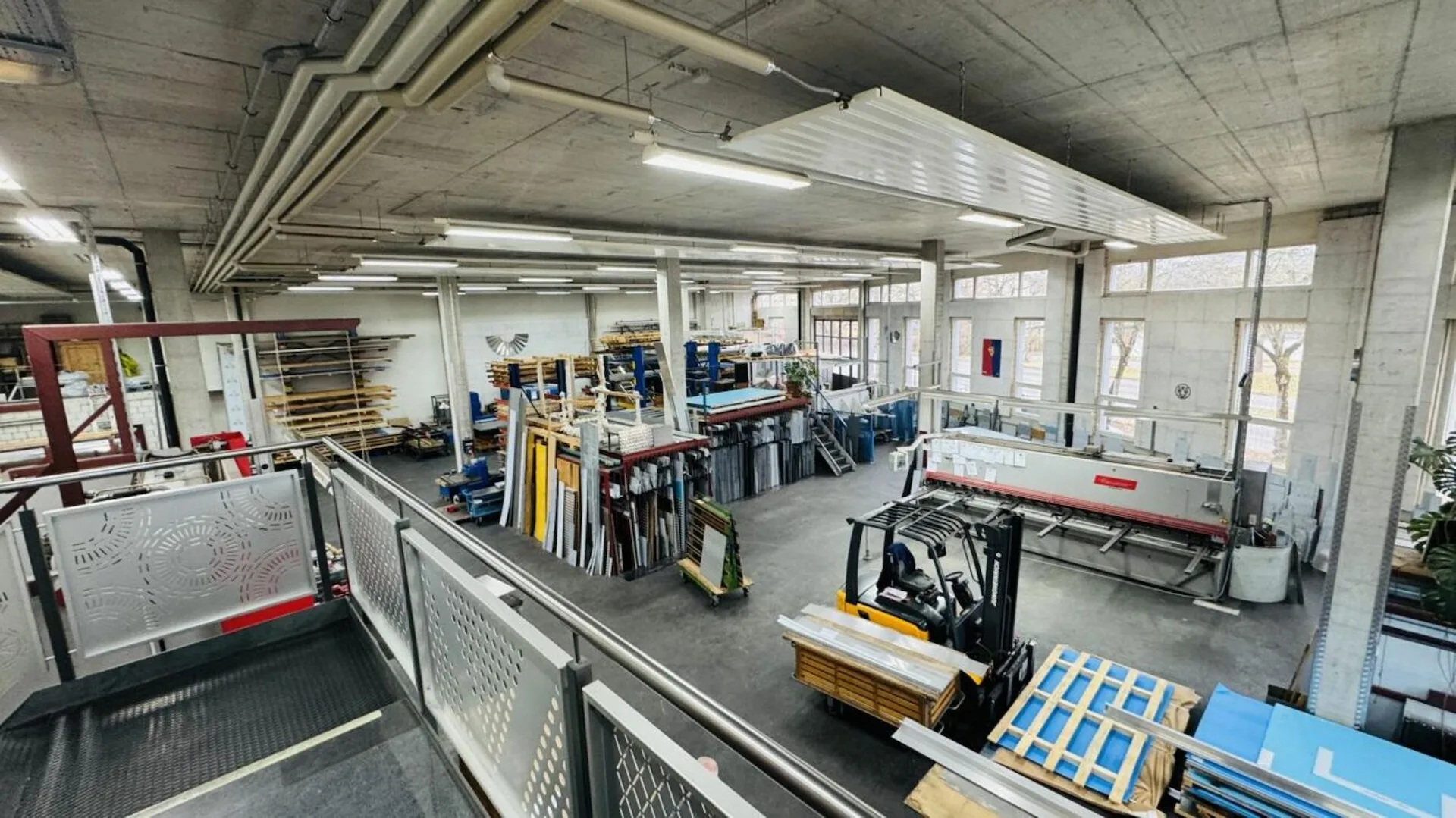 Gewerbehalle mit Ueberhöhe, grosse 5.5-Zimmer-Attikawohnung, Lift und 6 PP