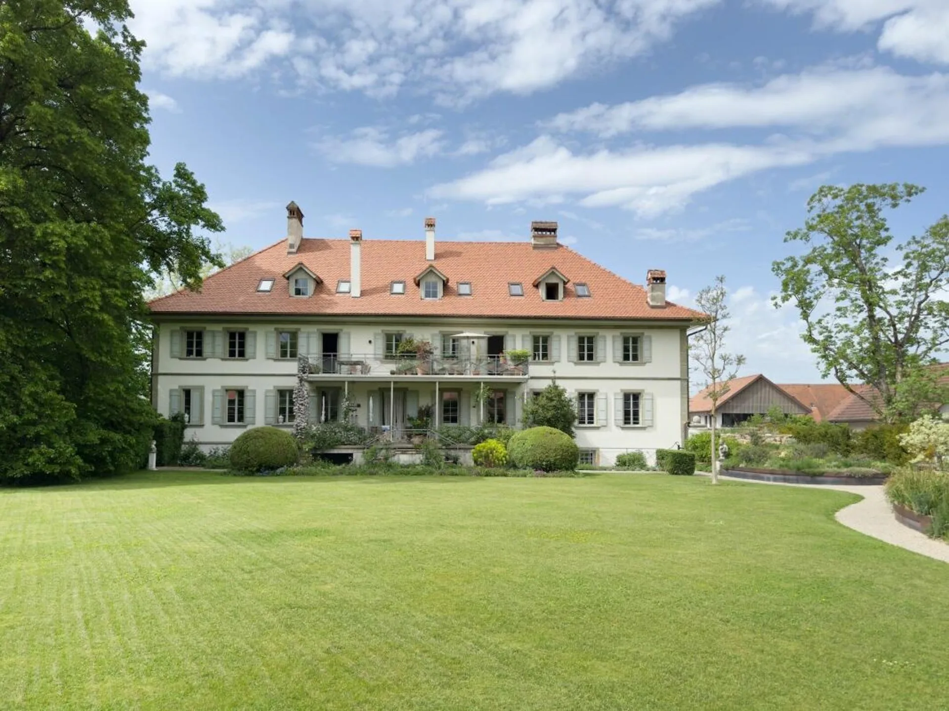 Unique 4-room apartment with numerous amenities in Schlosspark Courgevaux