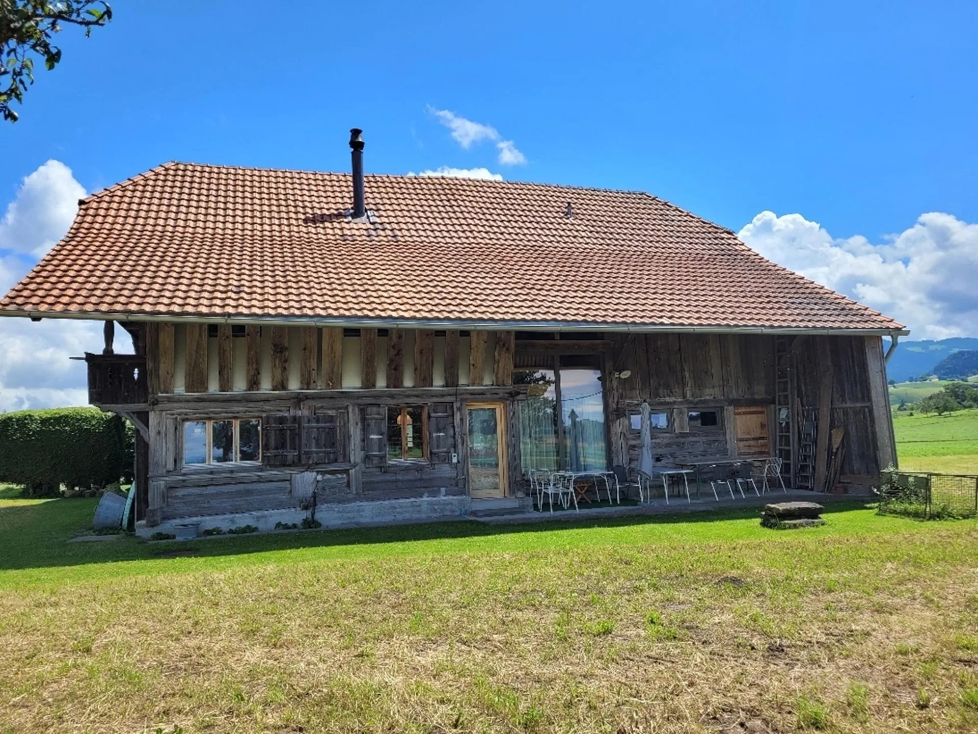 Kleines Bauernhaus im Grünen