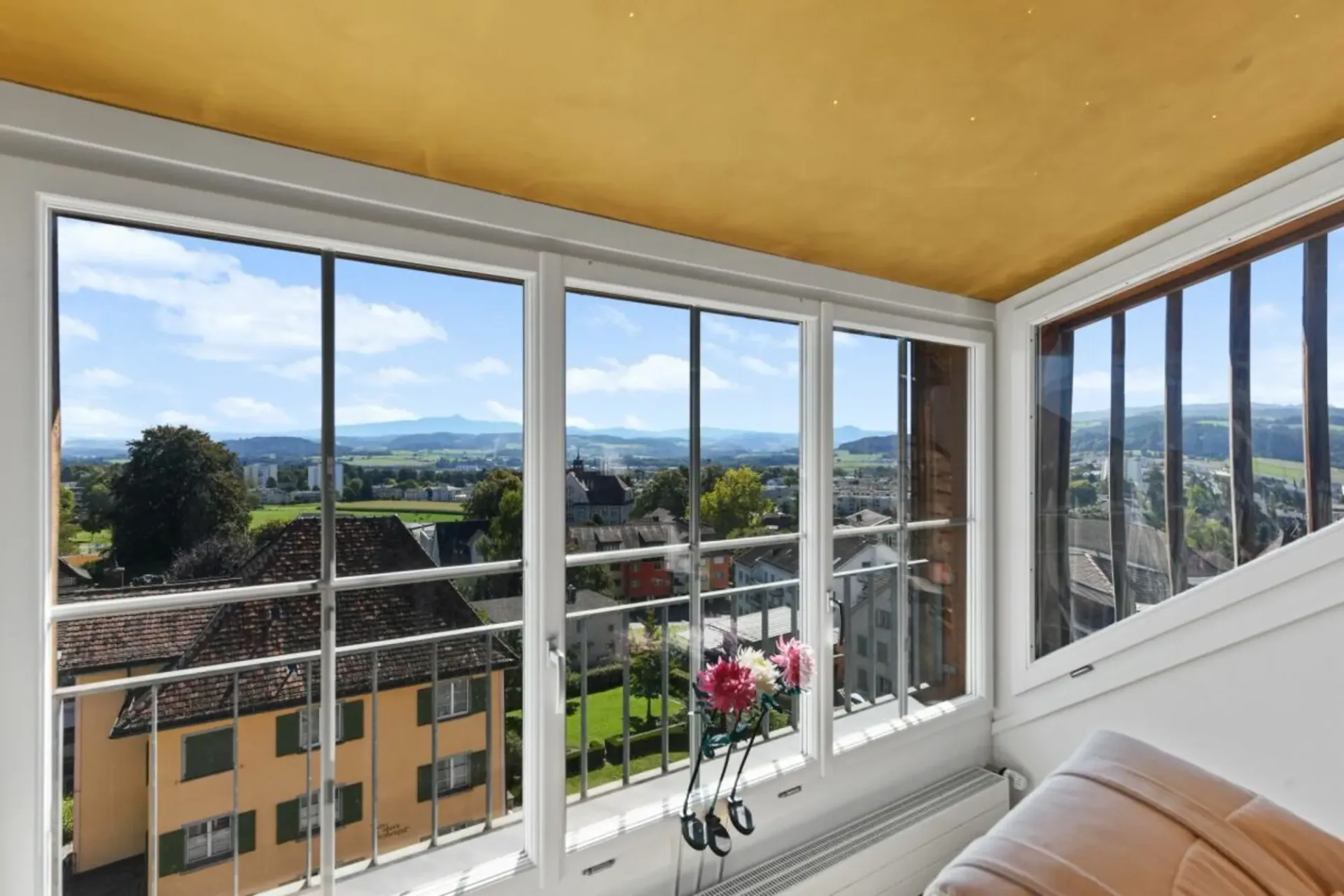 Zeitlose Eleganz mit Weitblick - stilvolle Maisonette-Dachwohnung im Herzen von Wil SG