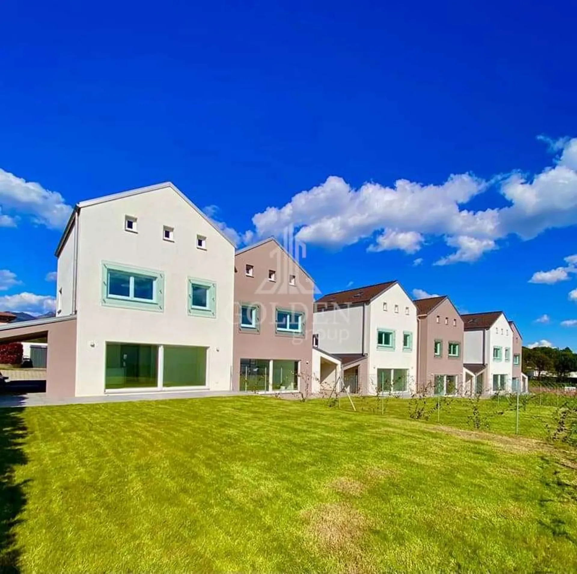 Villa mit privatem Garten und großem Außenparkplatz