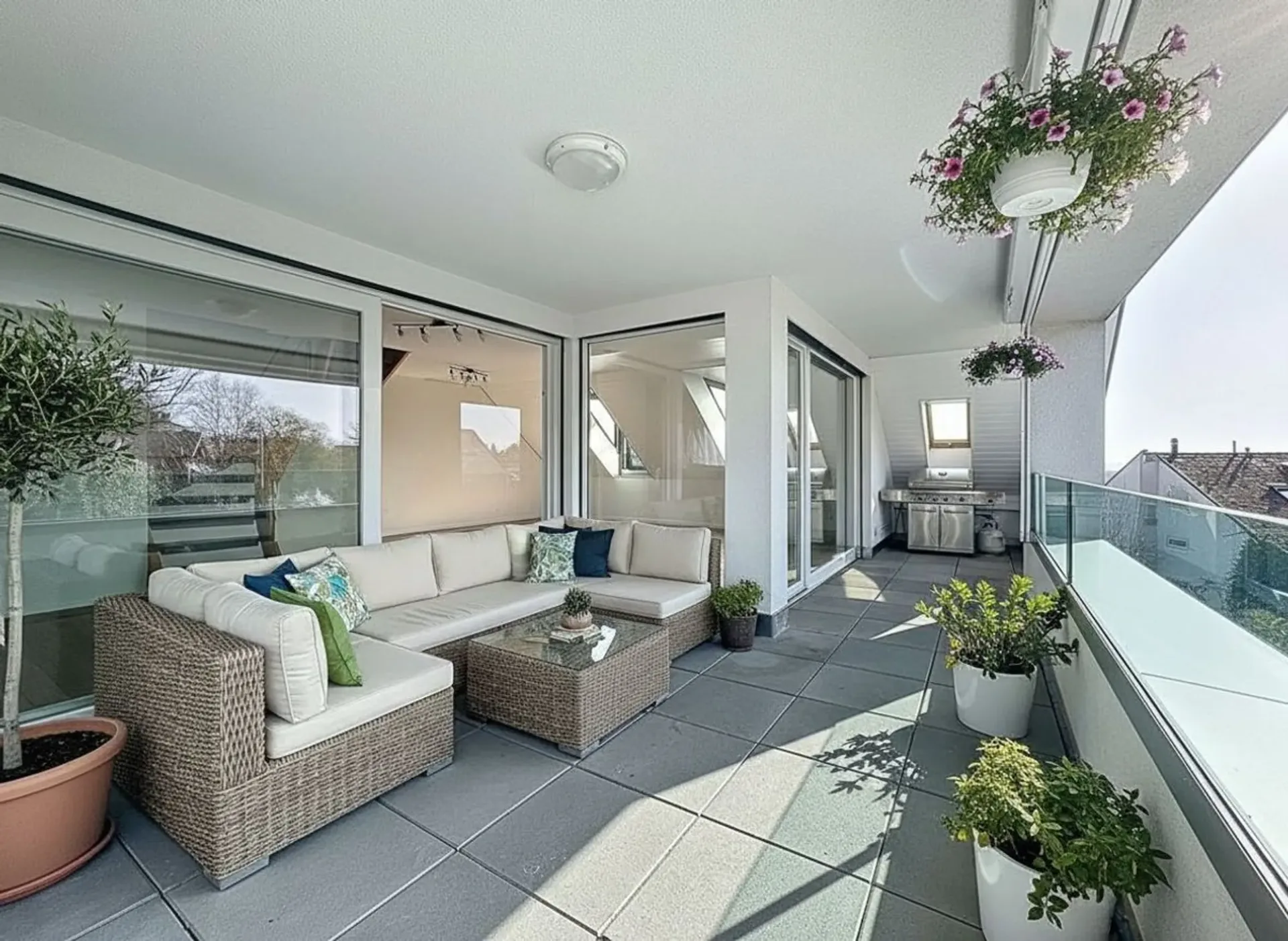 Duplex 4.5 Zimmer im letzten Stock mit Blick auf den Genfersee, die Alpen und die Weinberge