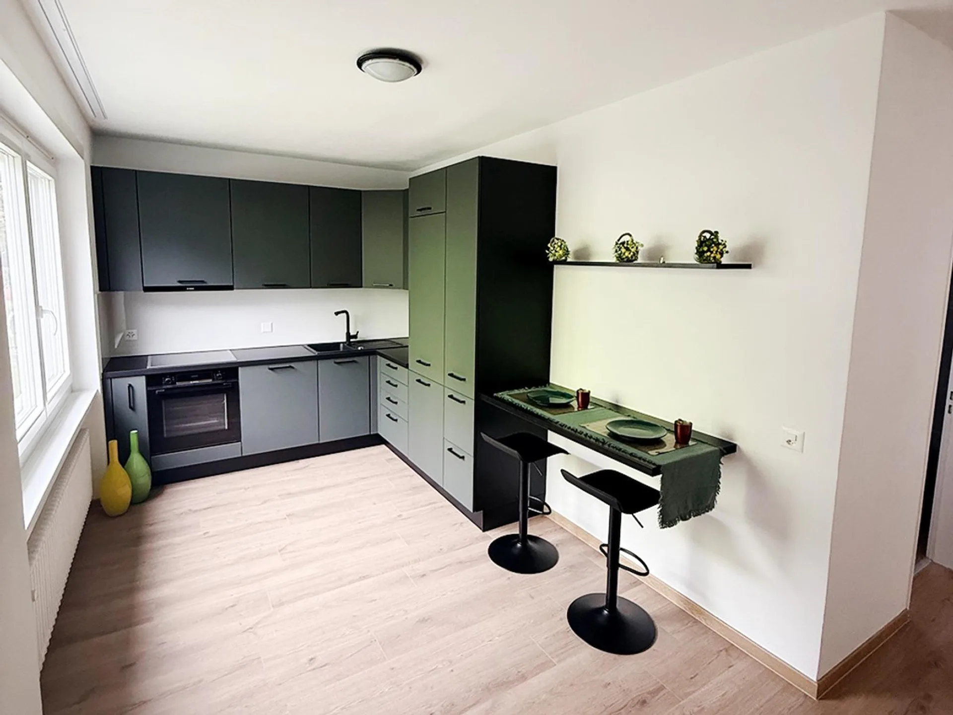 Raffiniertes 3,5-Zimmer-Apartment mit Terrasse in mittlerem bis hohem Standard nach Renovierung.
