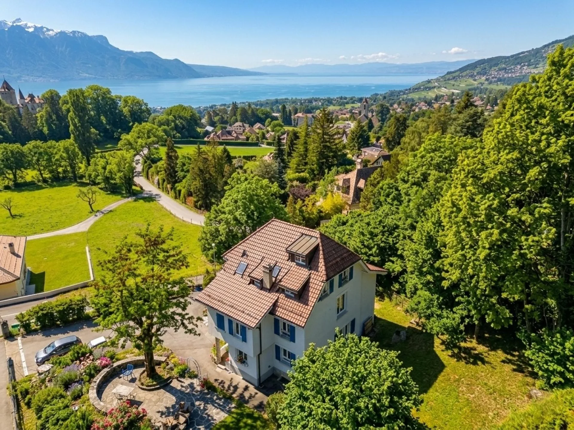 ESCLUSIVO! Villa di 12,5 locali ristrutturata con vista sul lago